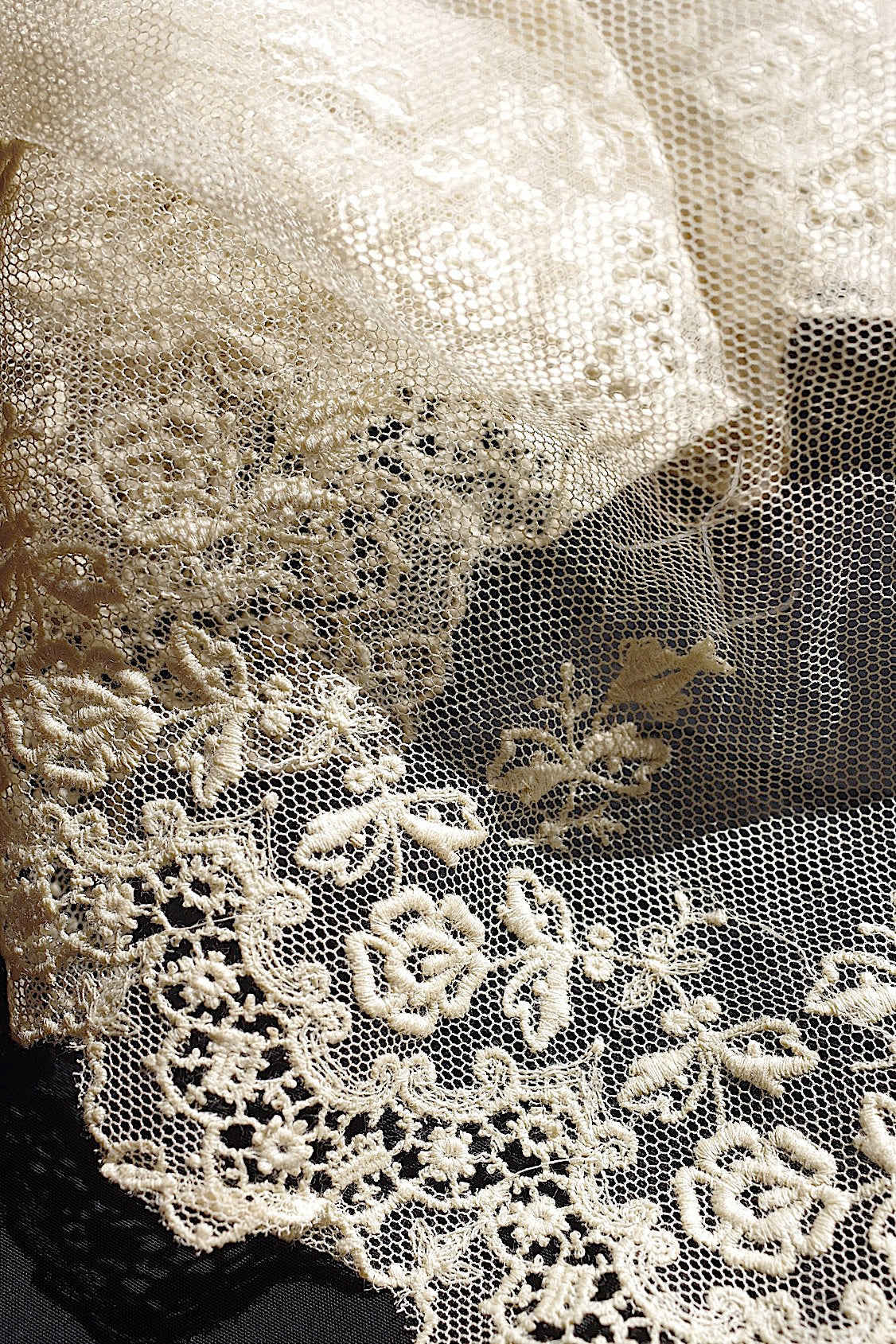 アンティークレース210cm/dentelle ancienne/antique lace .FR a l'epoque