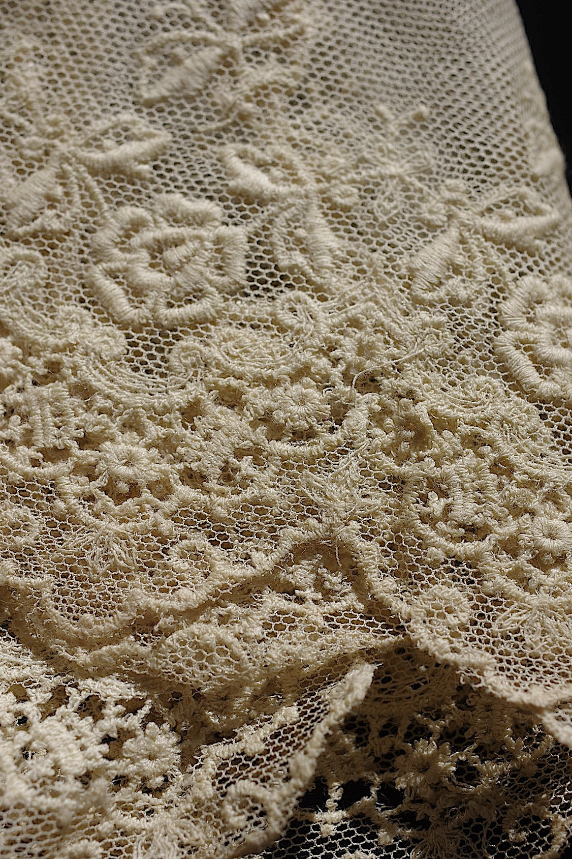 アンティークレース210cm/dentelle ancienne/antique lace .FR a l'epoque