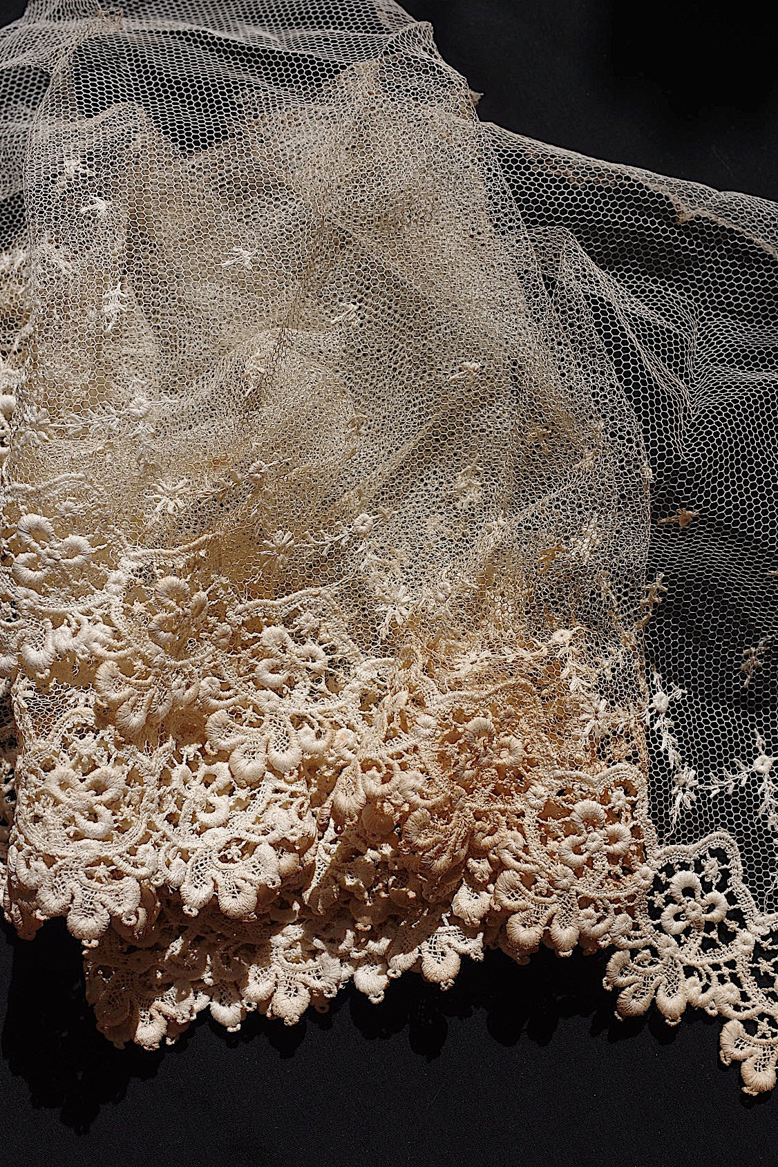 アンティークレース205cm/dentelle ancienne/antique lace .FR a l'epoque