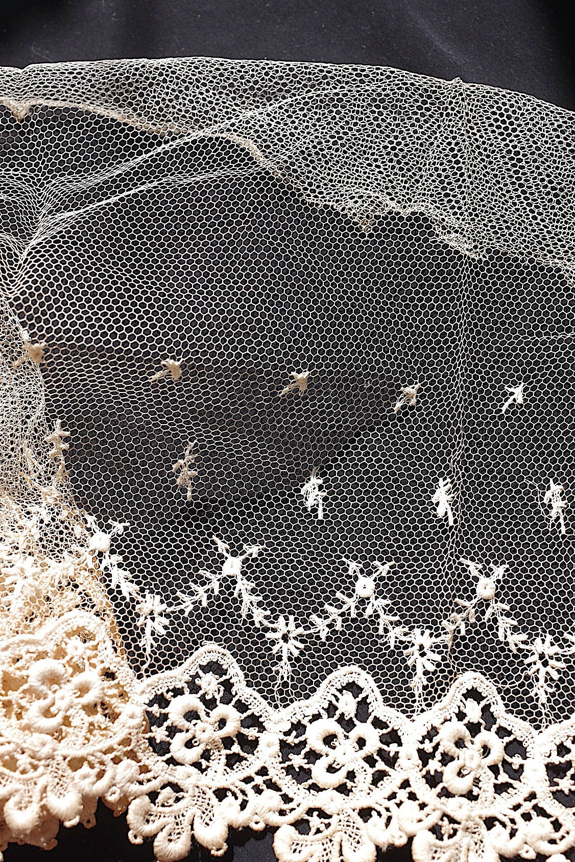 アンティークレース205cm/dentelle ancienne/antique lace .FR a l'epoque