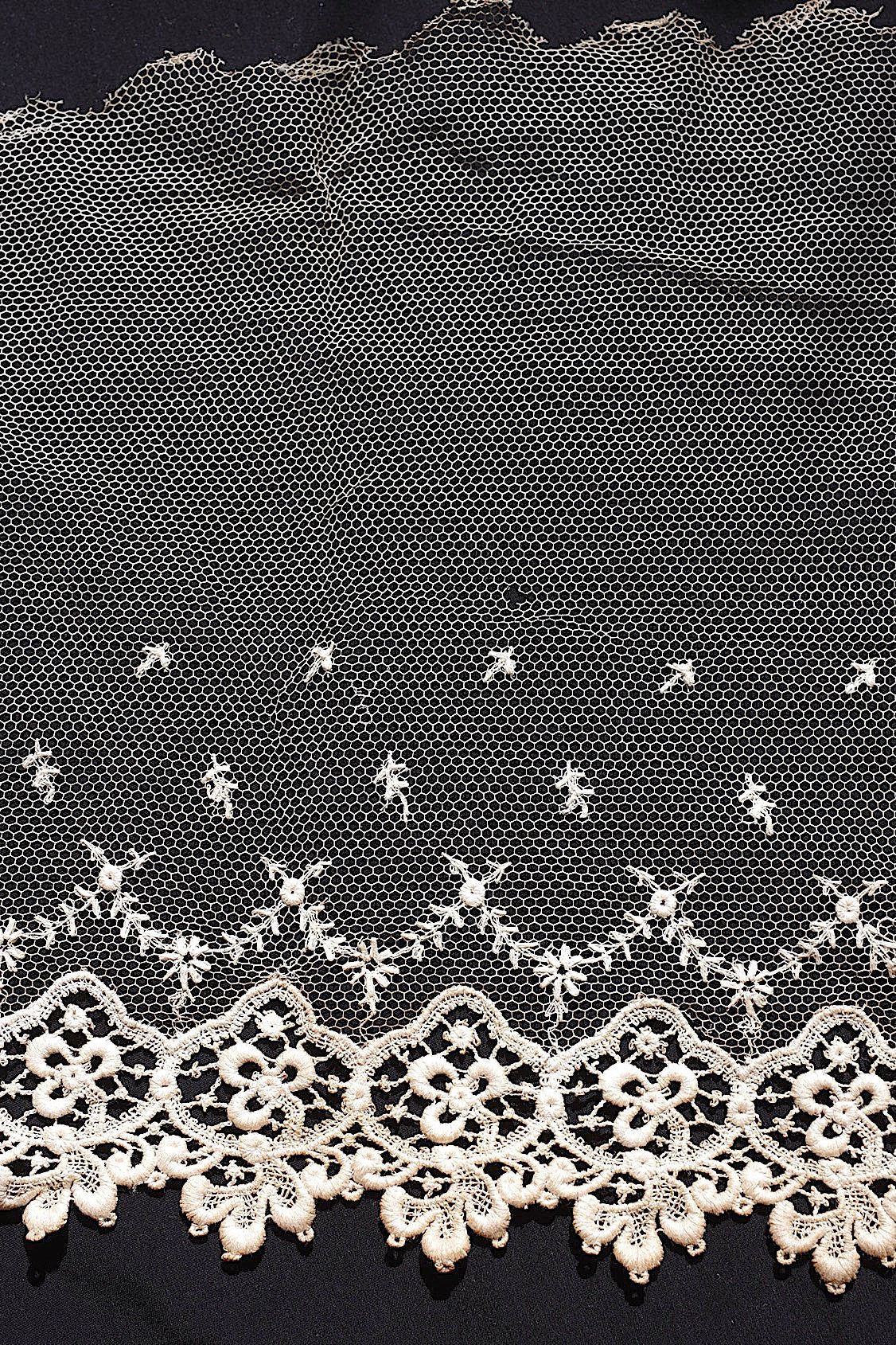 アンティークレース205cm/dentelle ancienne/antique lace .FR a l'epoque