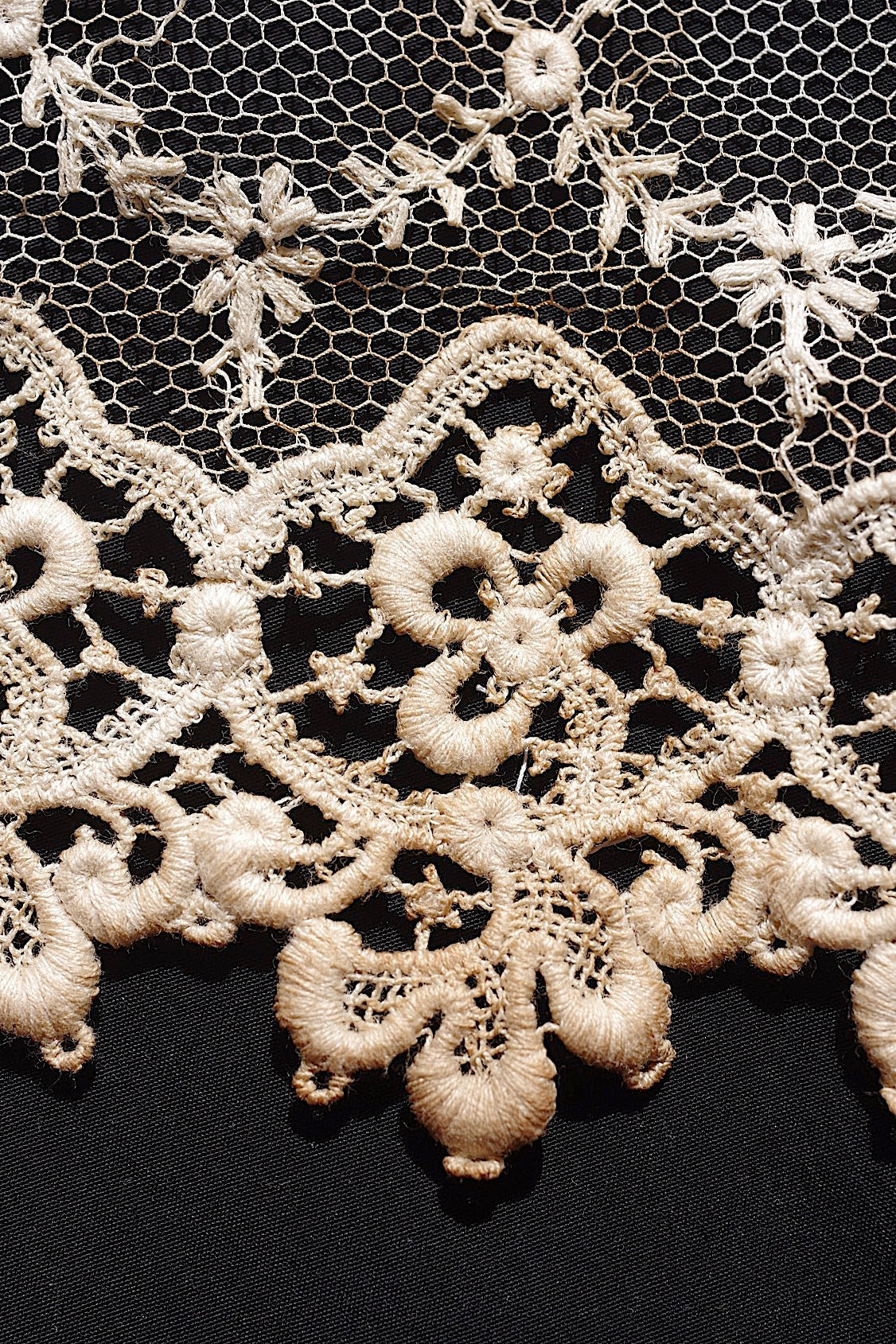 アンティークレース205cm/dentelle ancienne/antique lace .FR a l'epoque