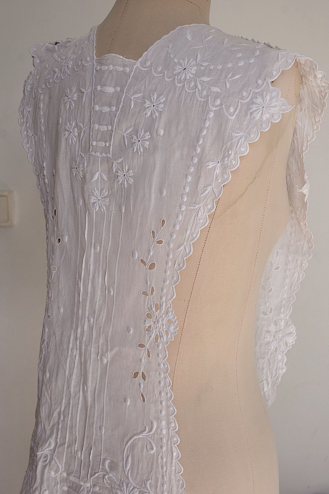 アンティークレース刺繍プラストロン/dentelle ancienne/antique lace .FR a l'epoque