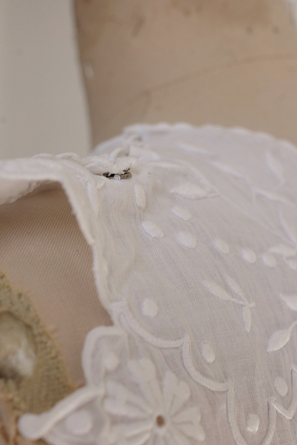 アンティークレース刺繍プラストロン/dentelle ancienne/antique lace .FR a l'epoque