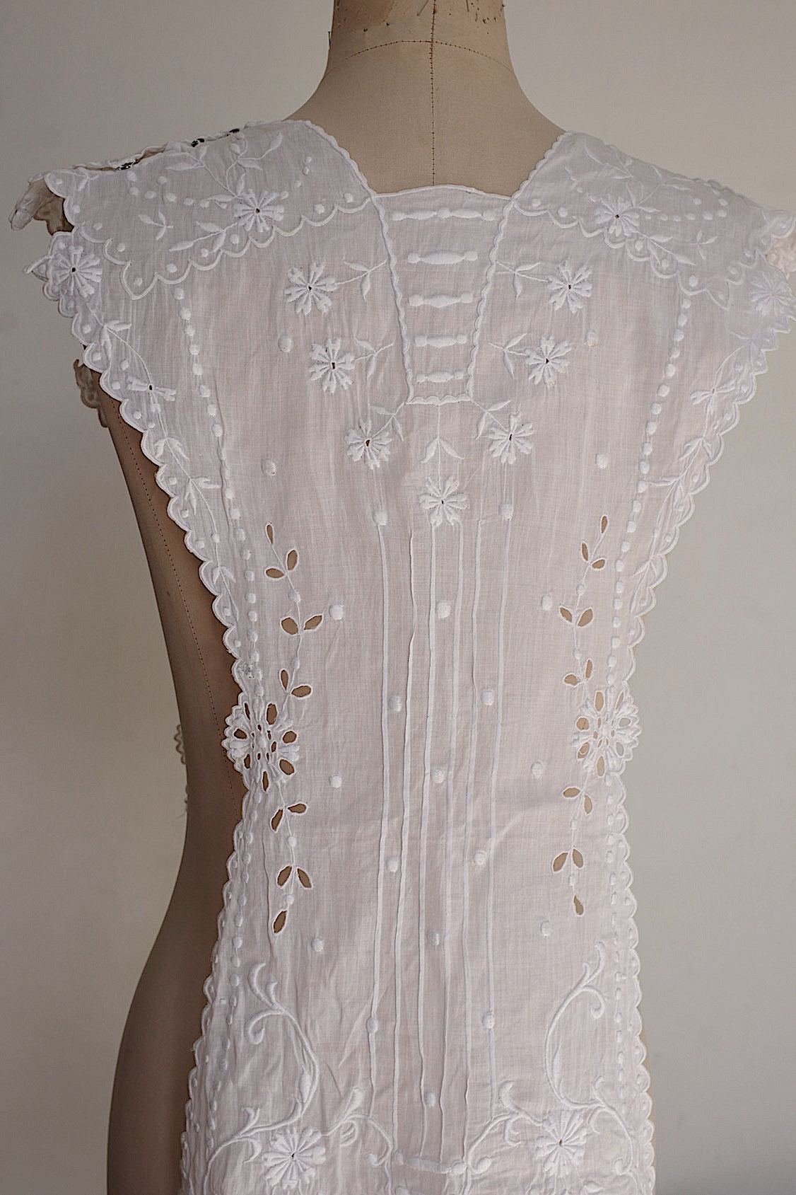 アンティークレース刺繍プラストロン/dentelle ancienne/antique lace .FR a l'epoque