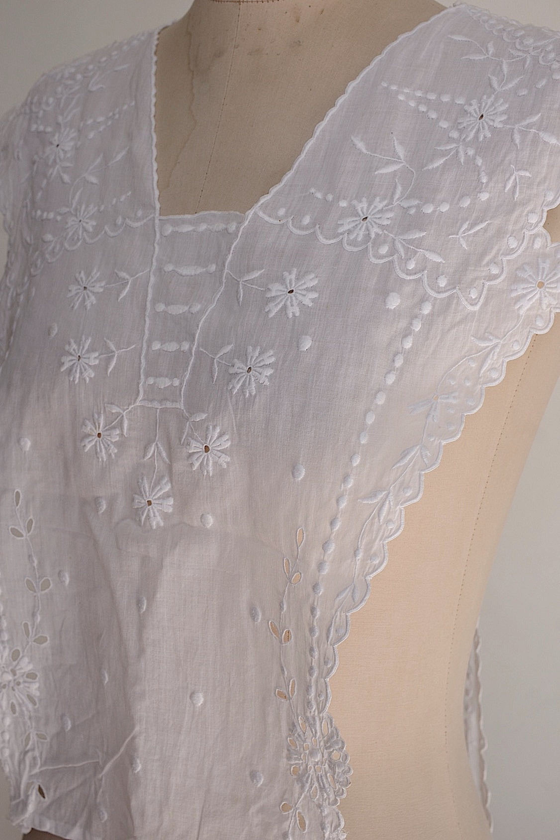 アンティークレース刺繍プラストロン/dentelle ancienne/antique lace .FR a l'epoque