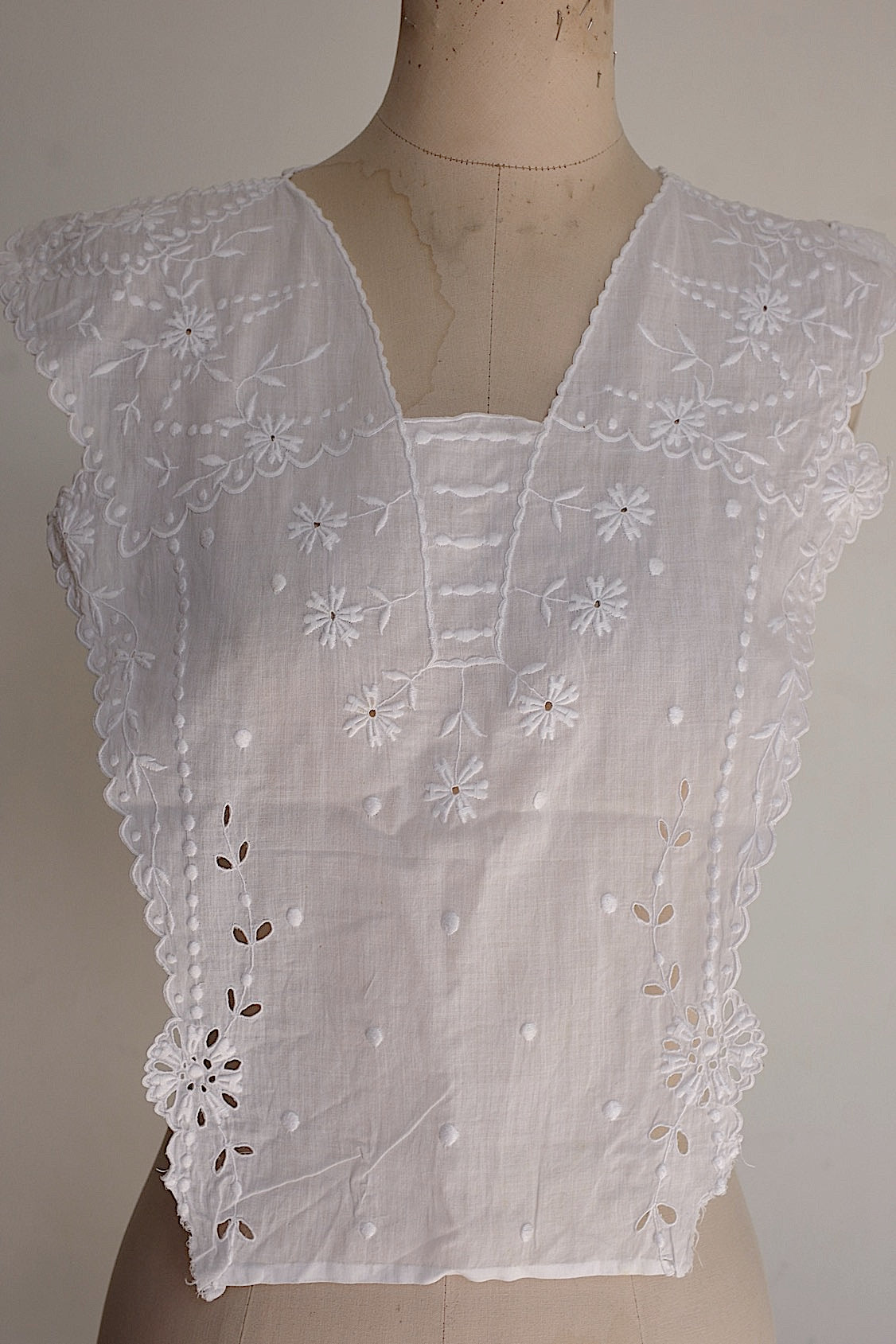 アンティークレース刺繍プラストロン/dentelle ancienne/antique lace .FR a l'epoque