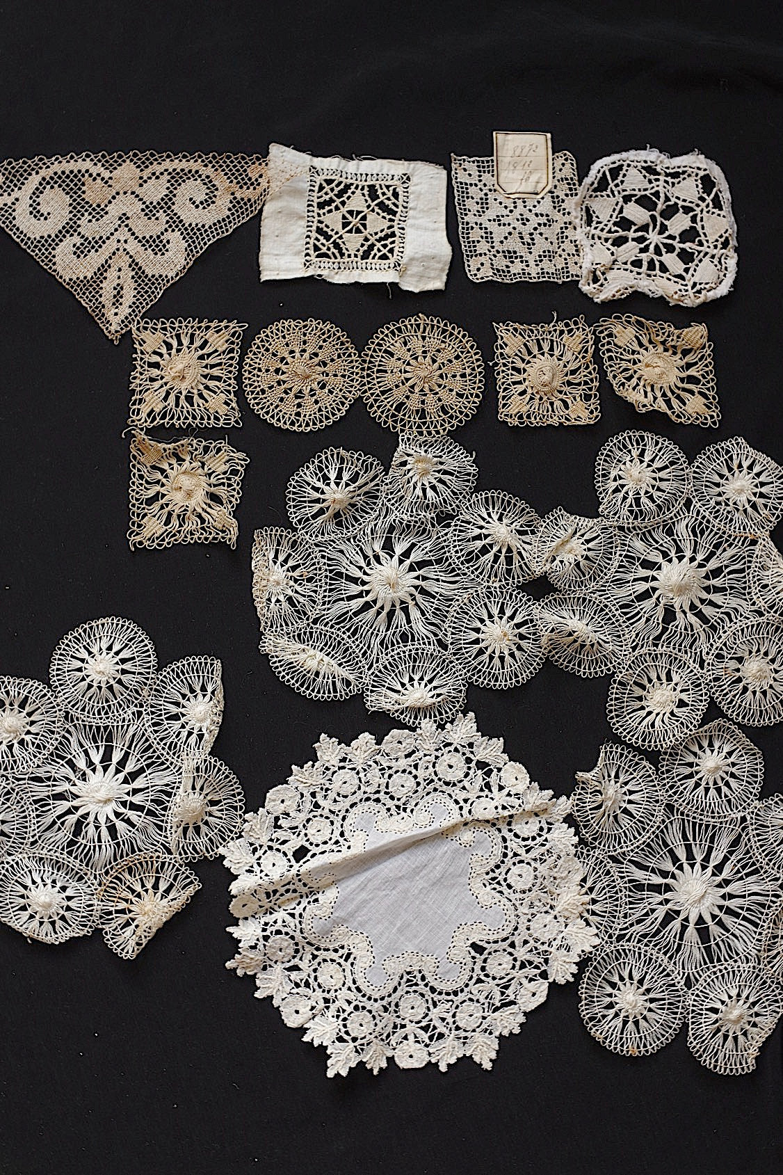 アンティークレースモチーフ2/dentelle ancienne/antique lace .FR a l'epoque