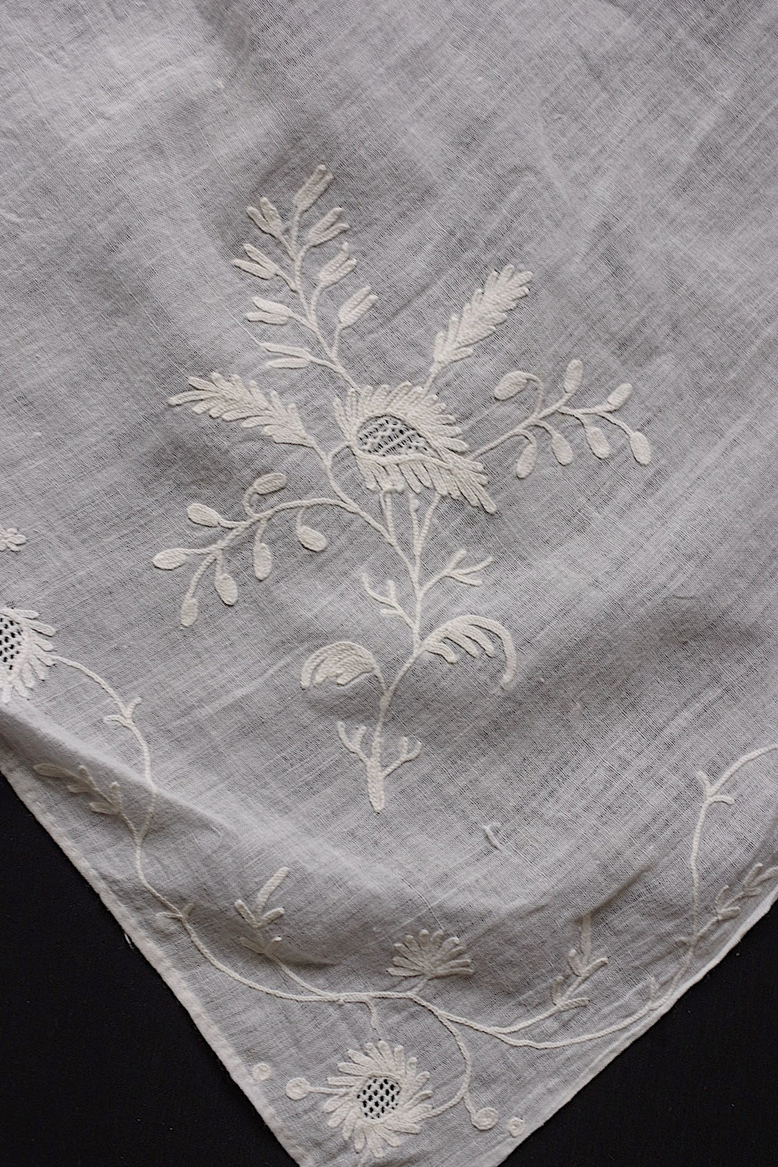 アンティーク刺繍バンダナ/fichu /antique .FR a l'epoque