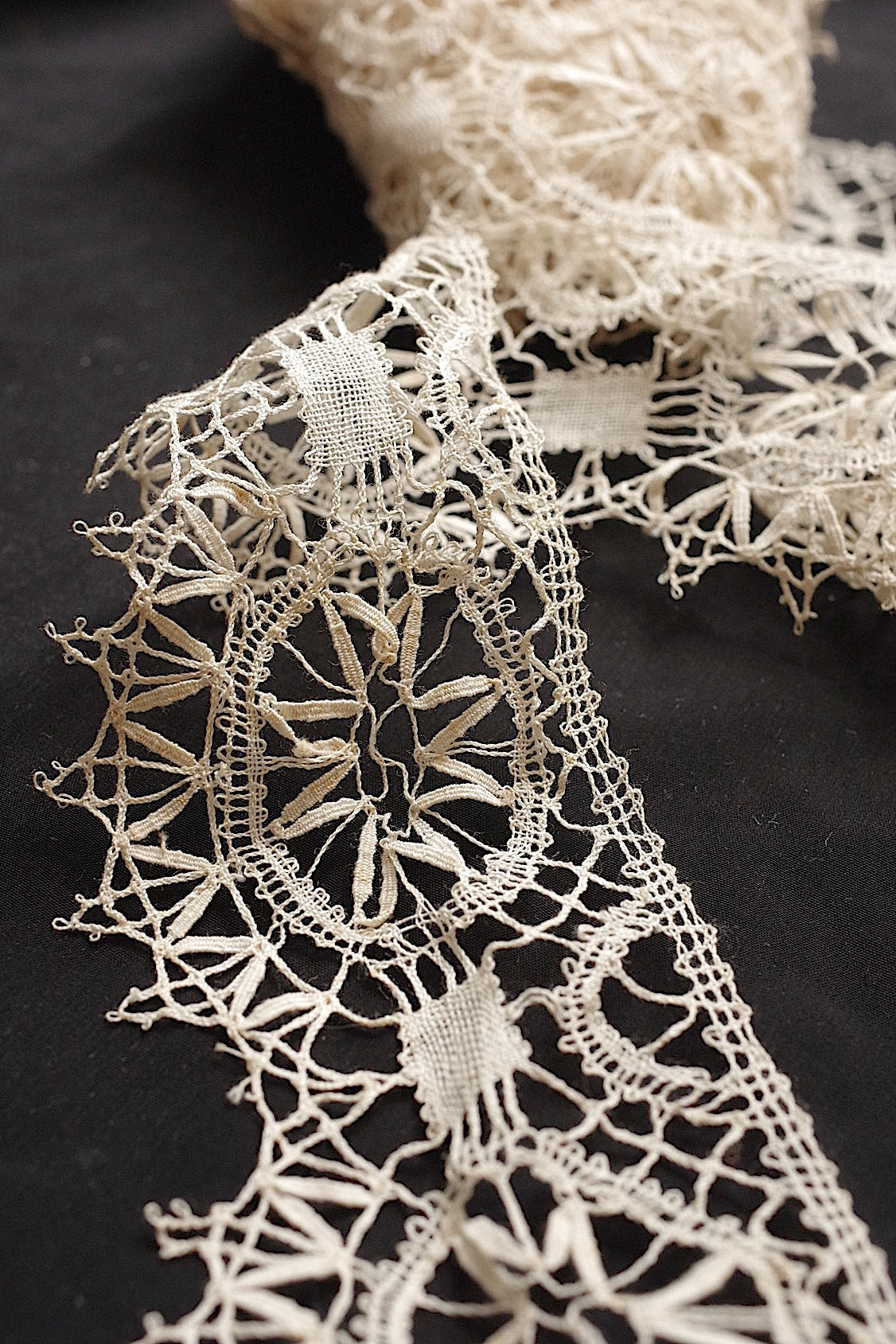 アンティークレースボビン/dentelle ancienne  /antique lace .FR a l'epoque