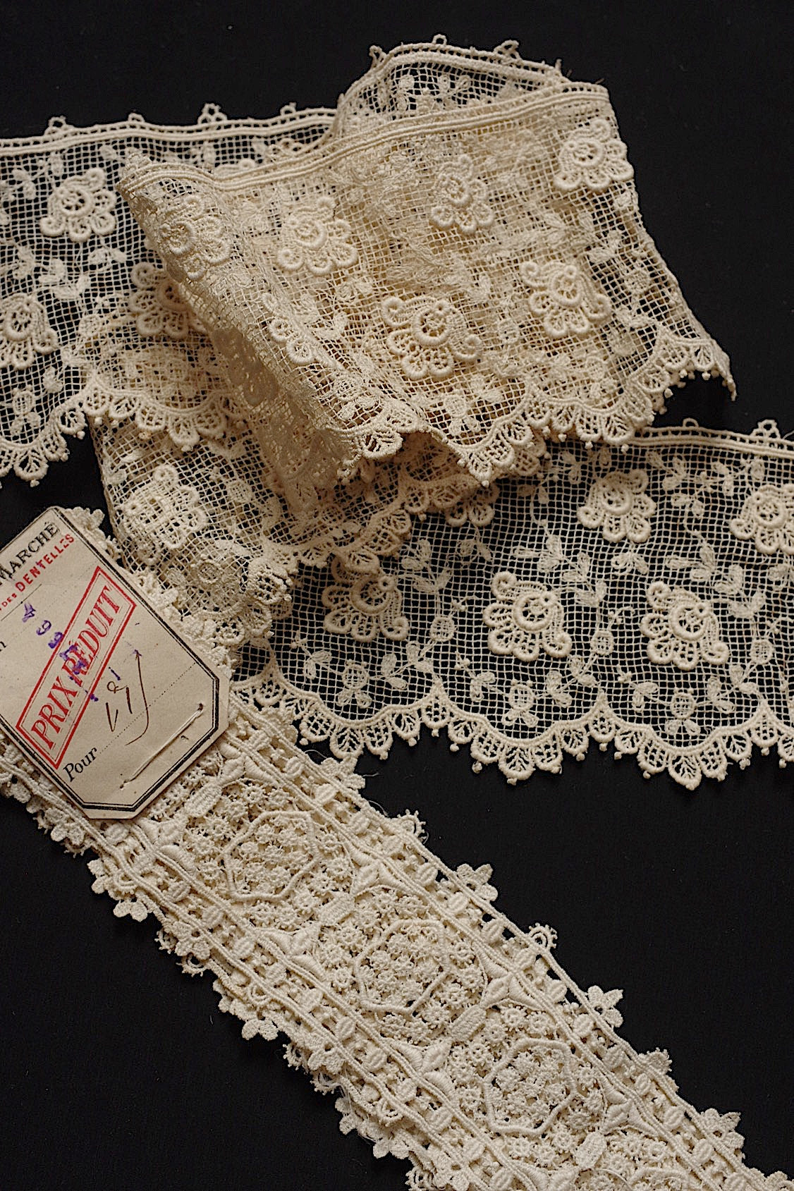 アンティークレース 2種/dentelle ancienne  /antique lace .FR a l'epoque
