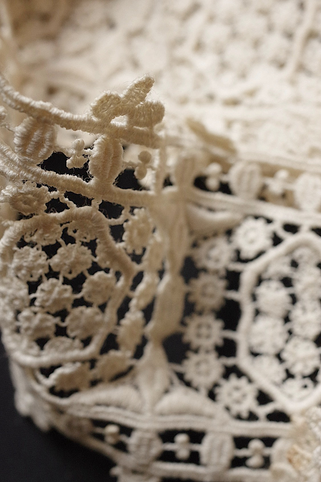アンティークレース 2種/dentelle ancienne /antique lace .FR a l'epoque
