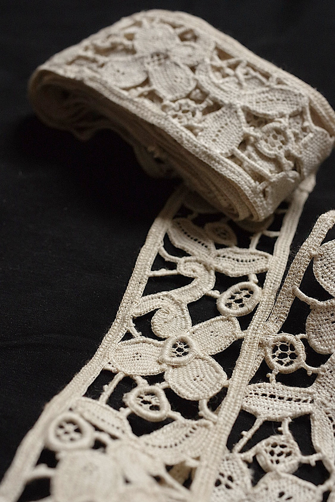 アンティークレース273cm/dentelle ancienne/antique lace .FR a l'epoque