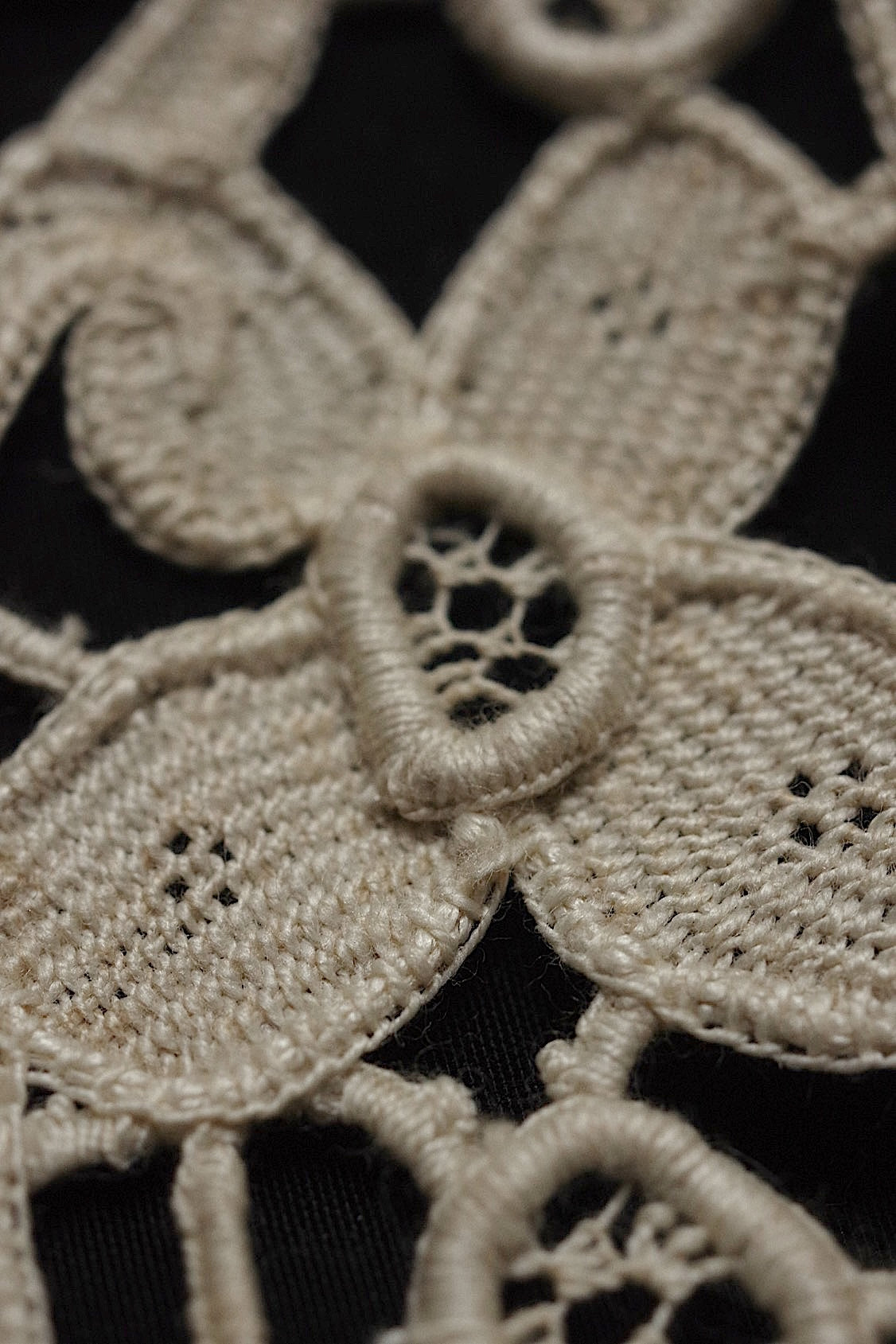 アンティークレース273cm/dentelle ancienne/antique lace .FR a l'epoque