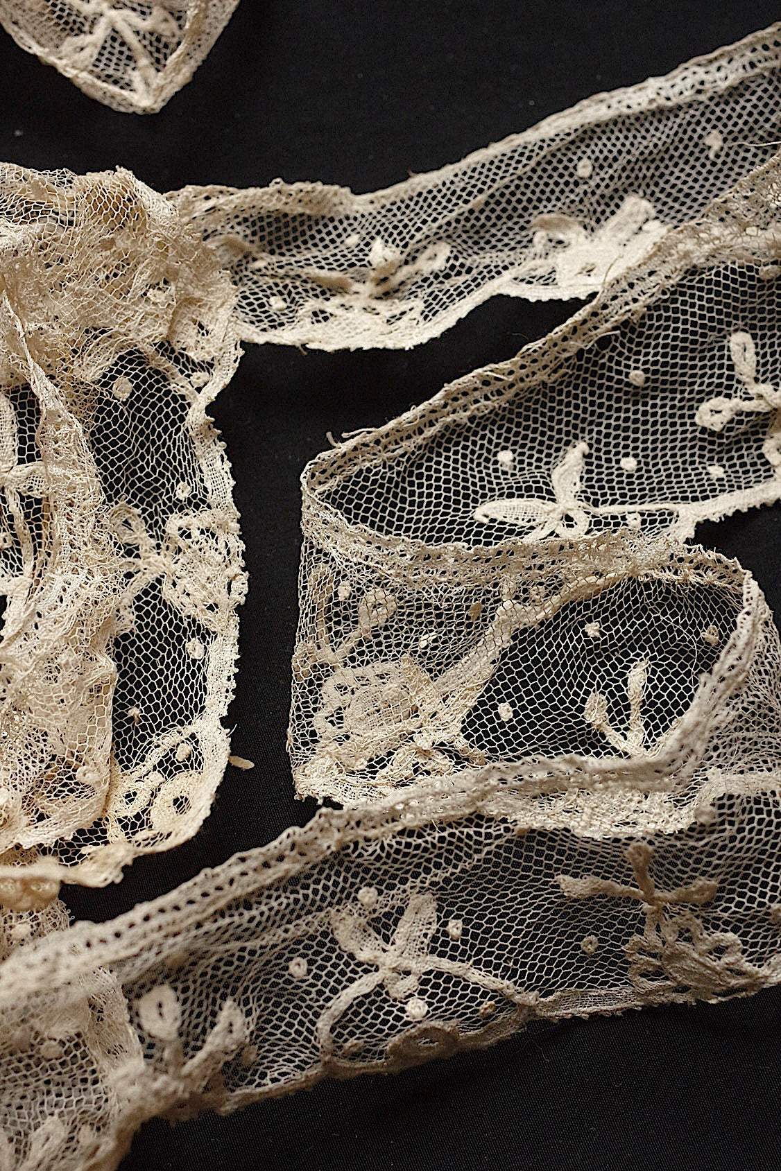 アンティークレースアプリカッションアングレテール/dentelle ancienne/antique lace .FR a l'epoque