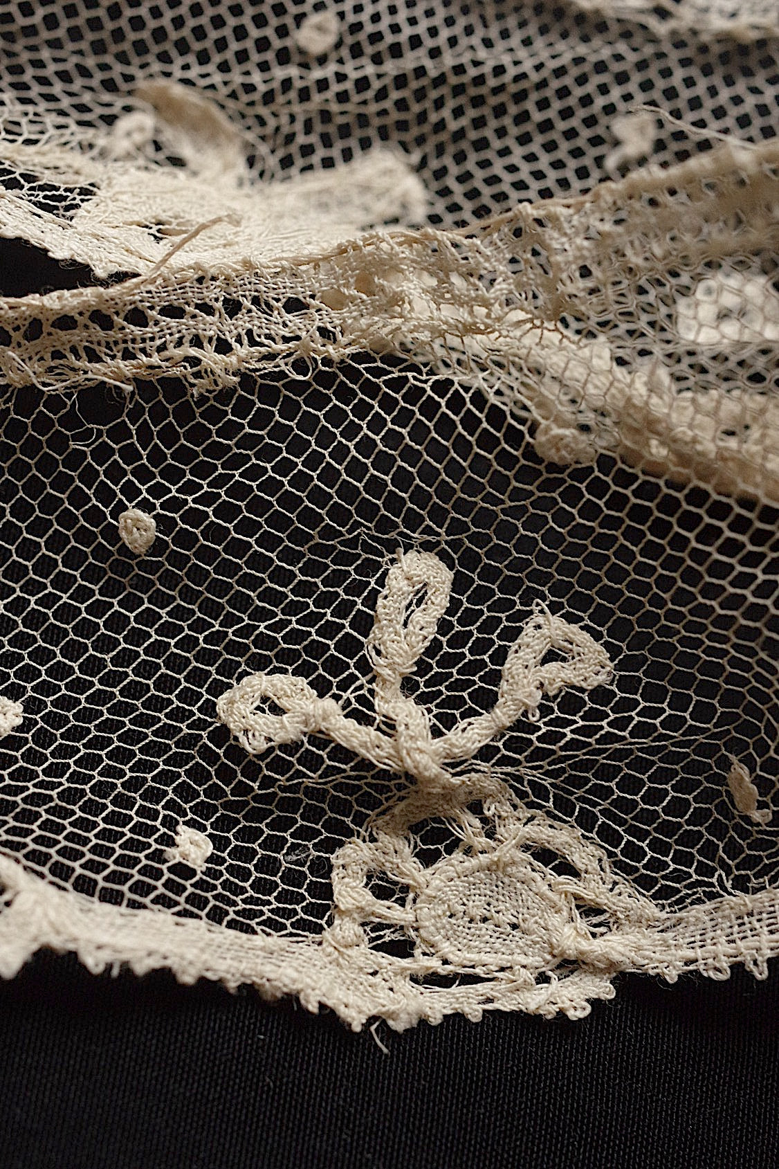 アンティークレースアプリカッションアングレテール/dentelle ancienne/antique lace .FR a l'epoque