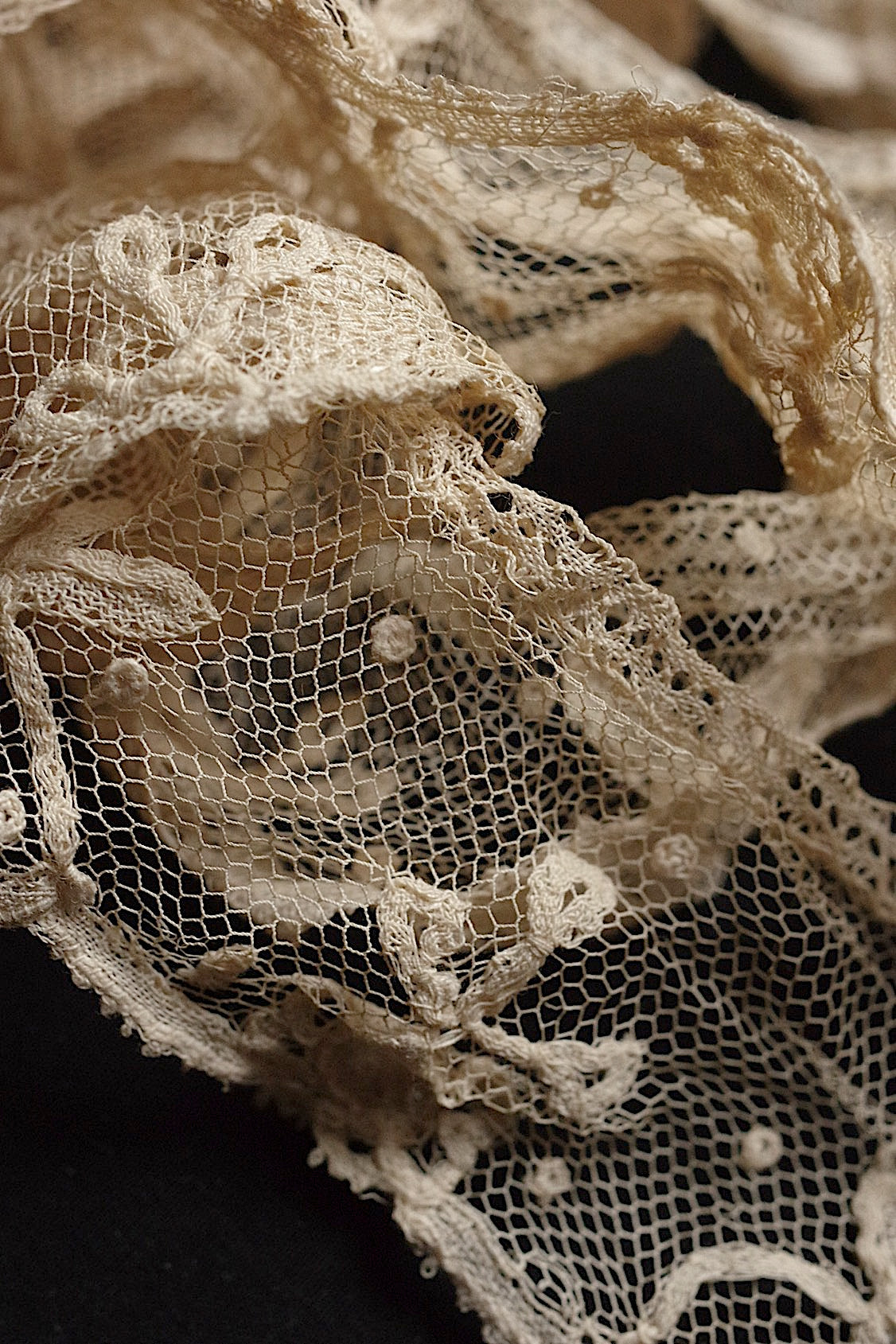 アンティークレースアプリカッションアングレテール/dentelle ancienne/antique lace .FR a l'epoque