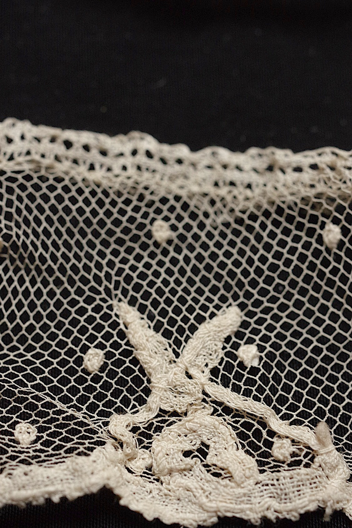 アンティークレースアプリカッションアングレテール/dentelle ancienne/antique lace .FR a l'epoque