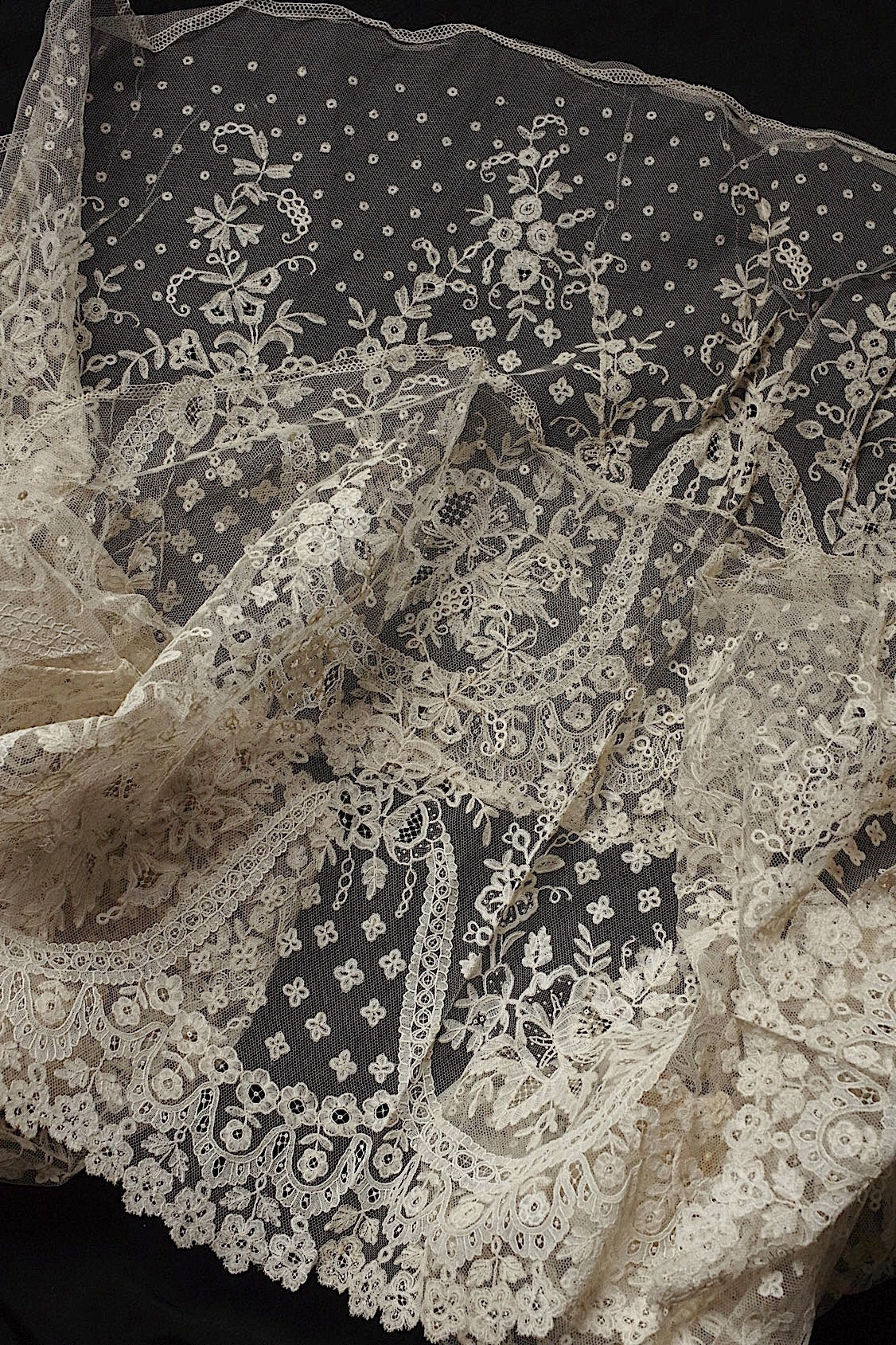 アンティークレースアプリカッションアングレテール/dentelle ancienne/antique lace .FR a l'epoque