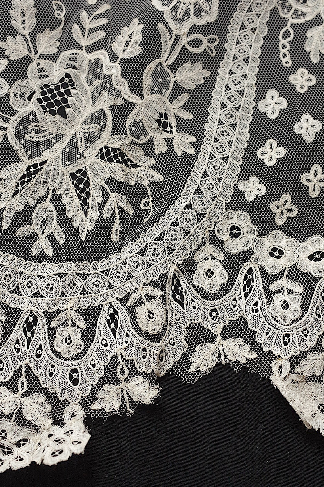 アンティークレースアプリカッションアングレテール/dentelle ancienne/antique lace .FR a l'epoque