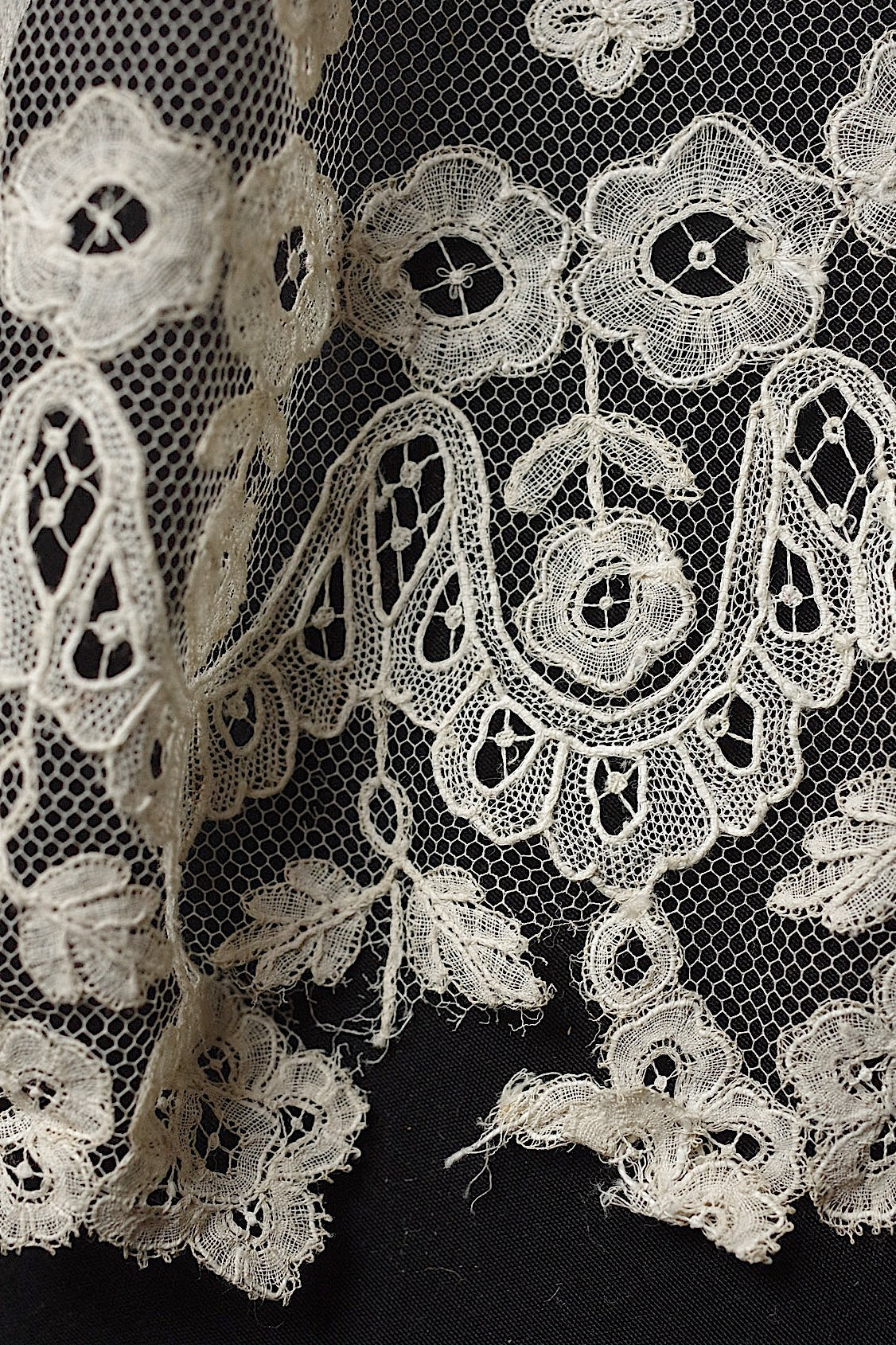 アンティークレースアプリカッションアングレテール/dentelle ancienne/antique lace .FR a l'epoque