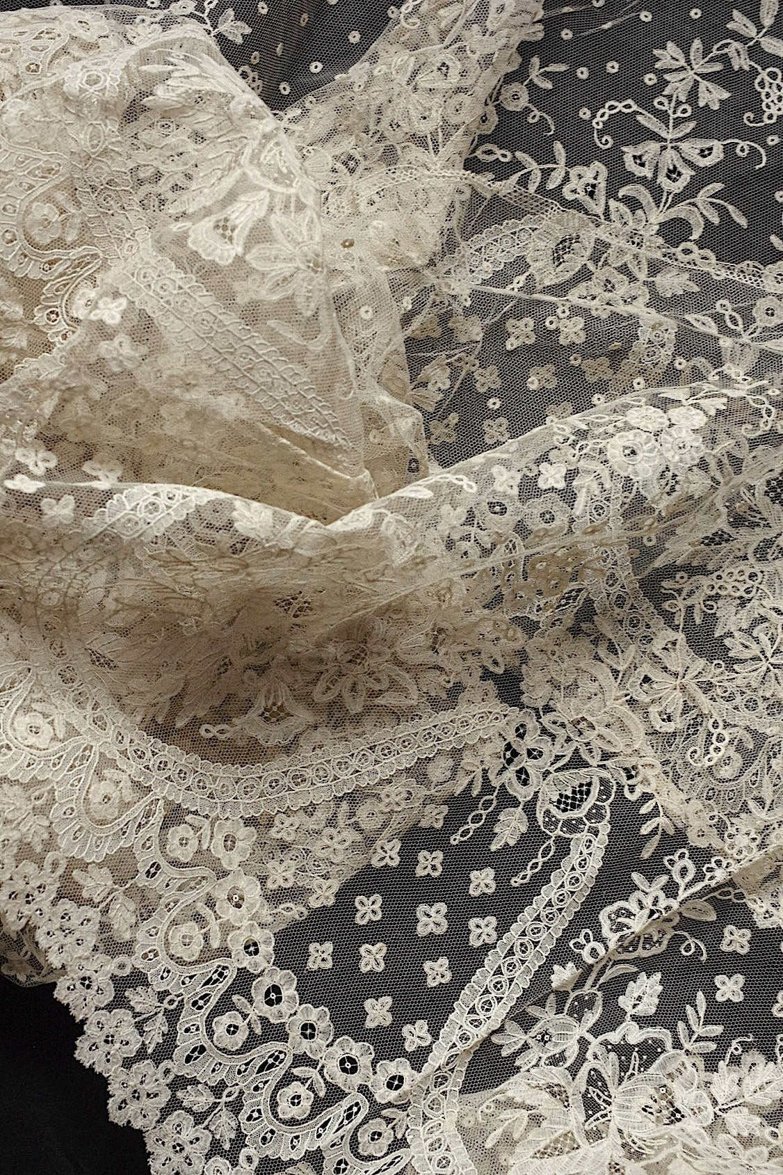 アンティークレースアプリカッションアングレテール/dentelle ancienne/antique lace .FR a l'epoque
