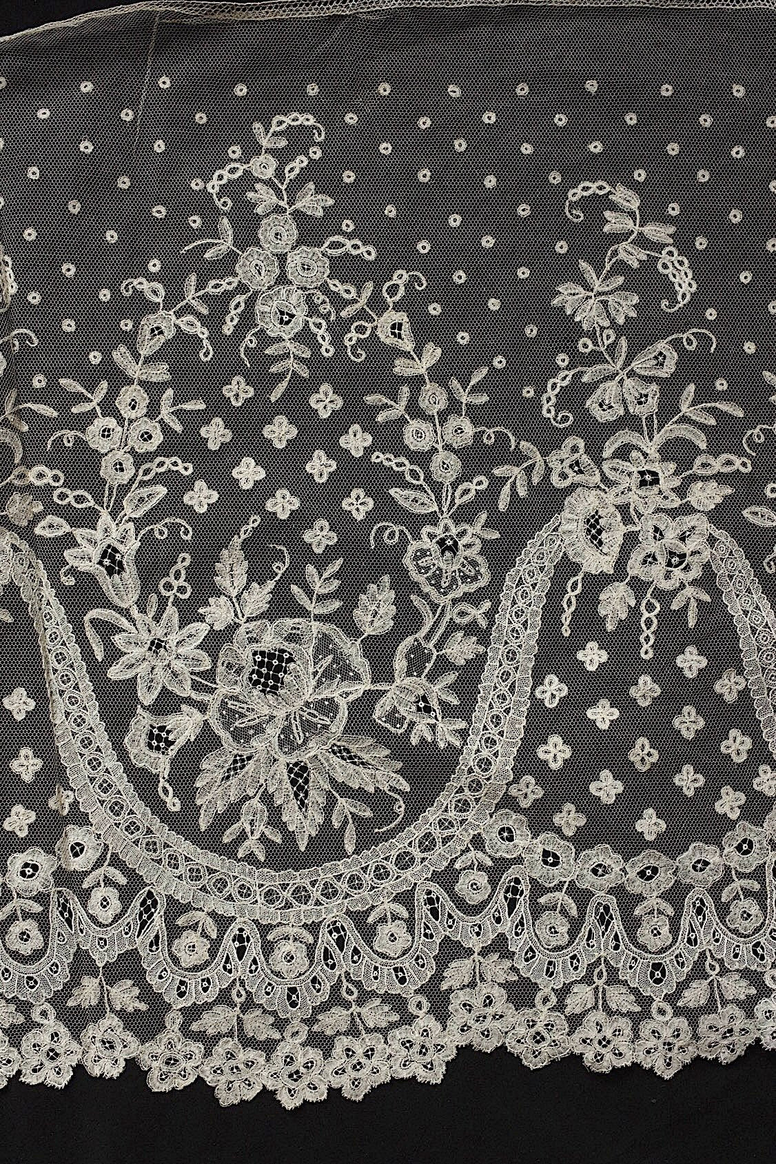 アンティークレースアプリカッションアングレテール/dentelle ancienne/antique lace .FR a l'epoque