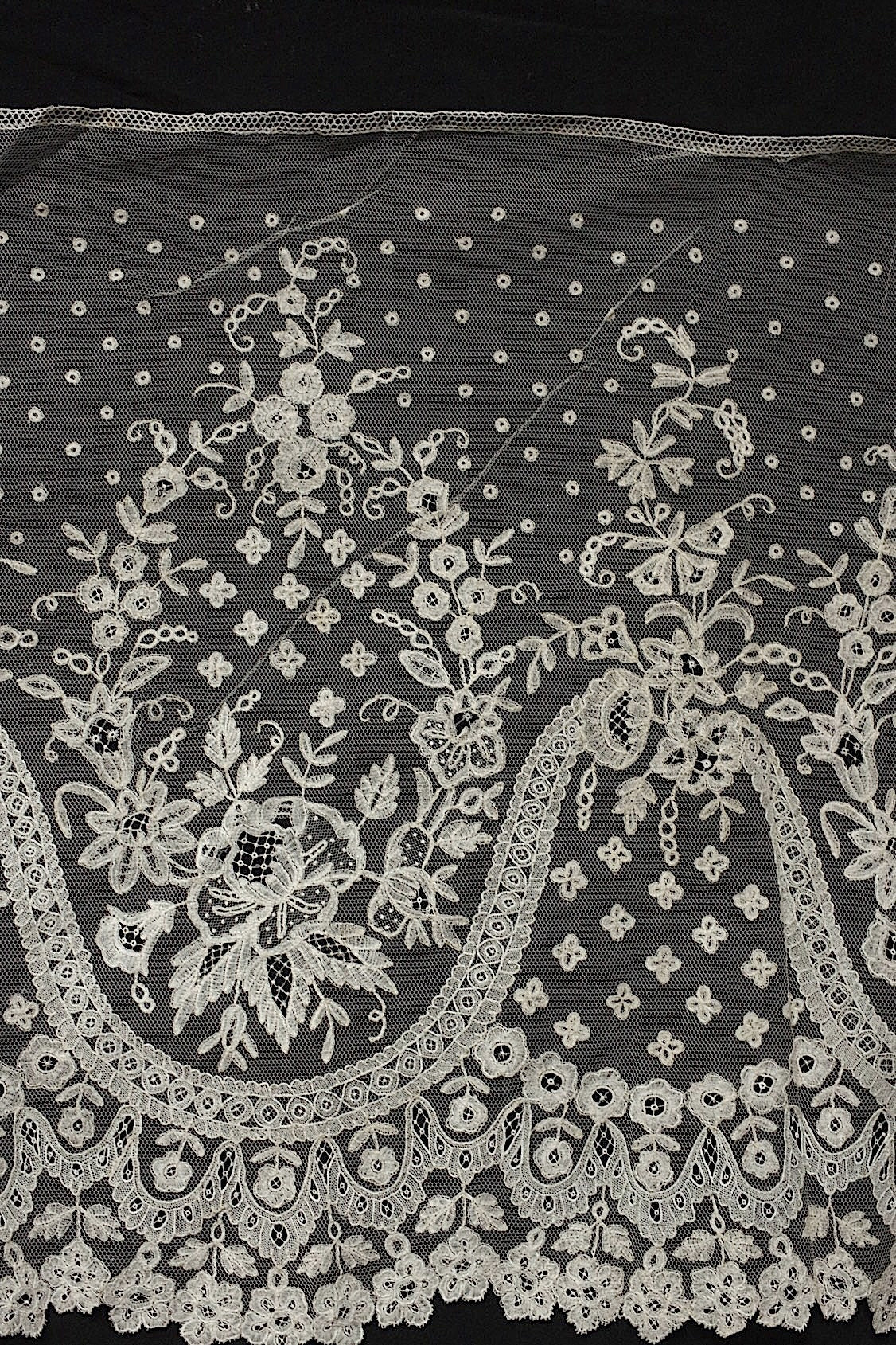 アンティークレースアプリカッションアングレテール/dentelle ancienne/antique lace .FR a l'epoque