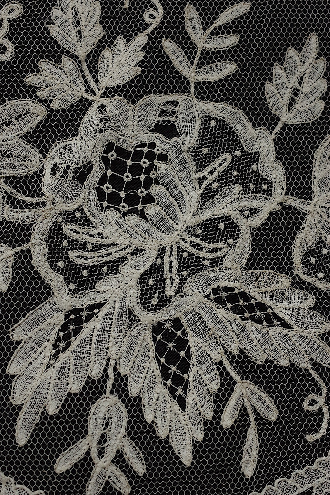 アンティークレースアプリカッションアングレテール/dentelle ancienne/antique lace .FR a l'epoque