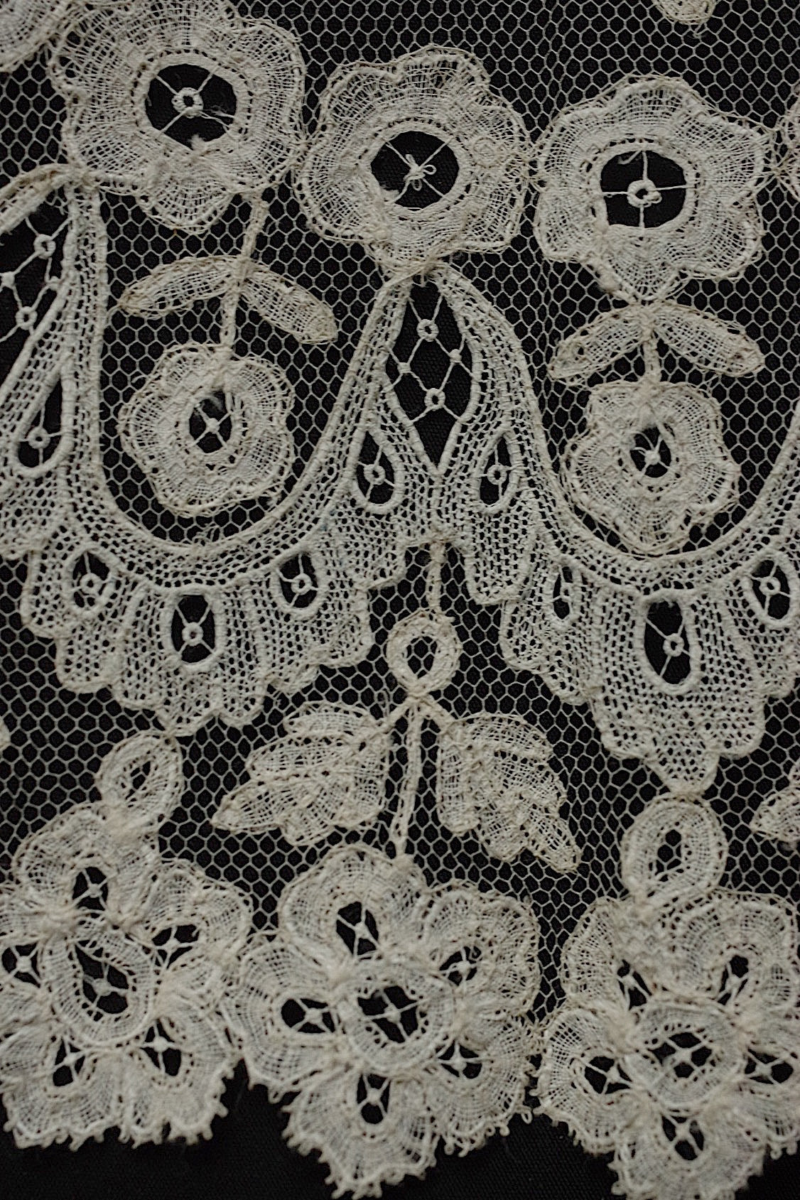 アンティークレースアプリカッションアングレテール/dentelle ancienne/antique lace .FR a l'epoque