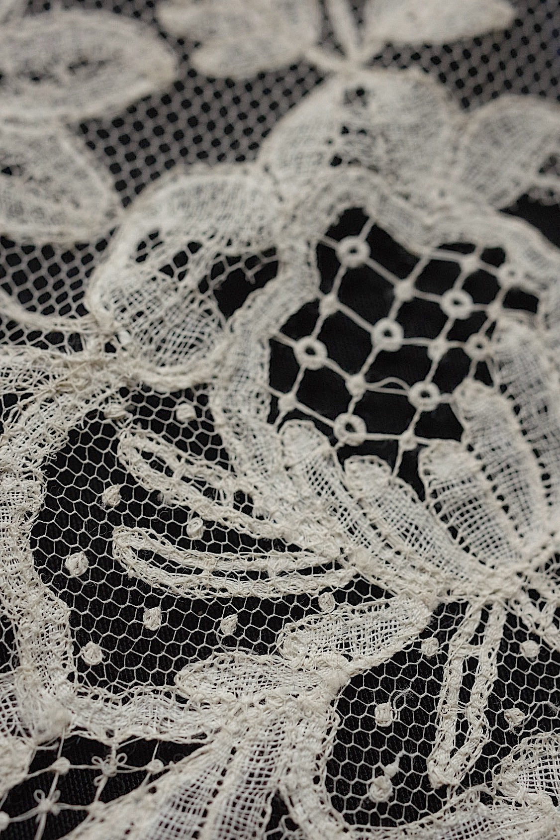 アンティークレースアプリカッションアングレテール/dentelle ancienne/antique lace .FR a l'epoque