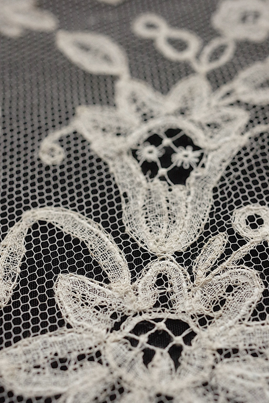 アンティークレースアプリカッションアングレテール/dentelle ancienne/antique lace .FR a l'epoque