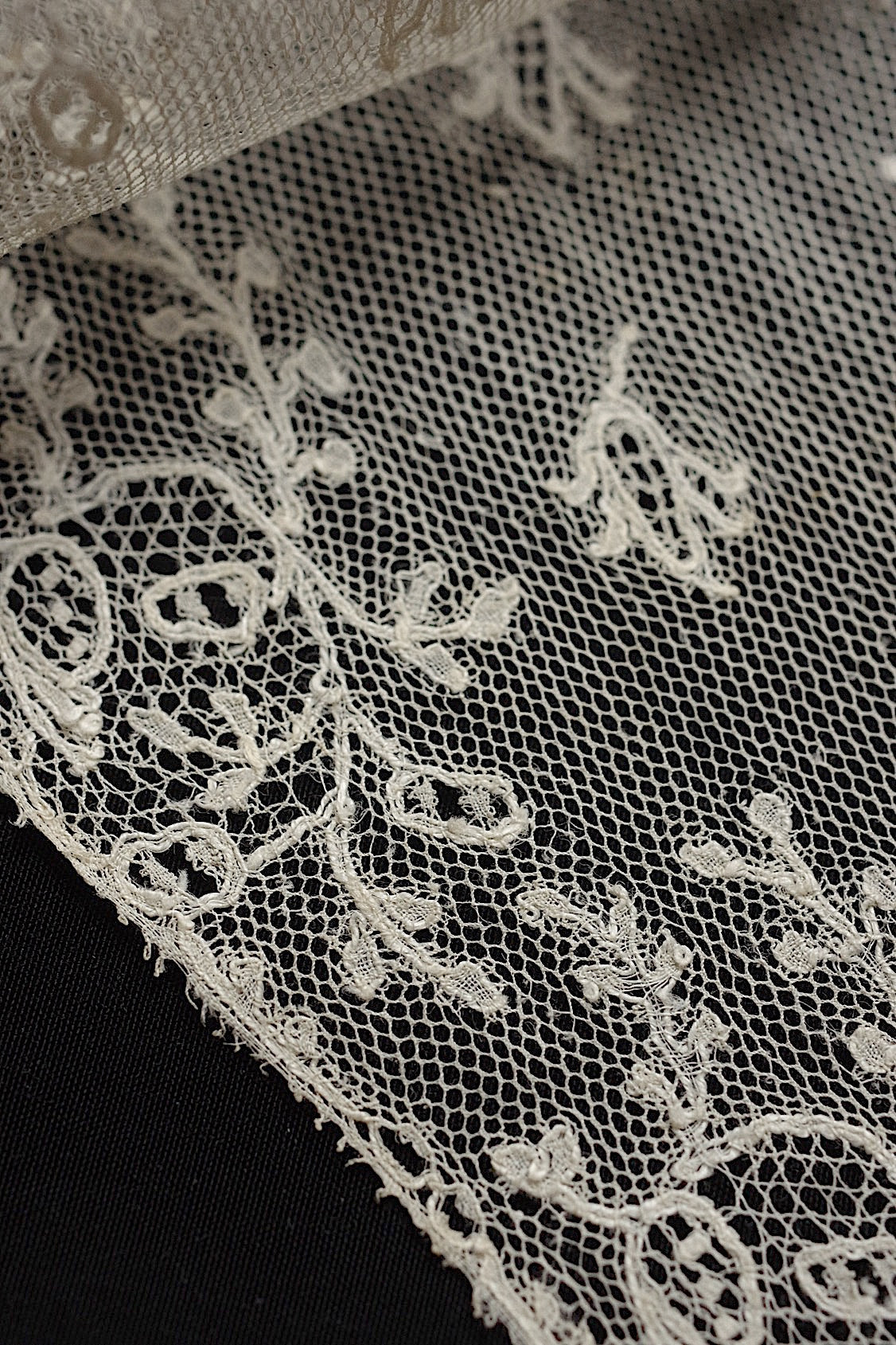 アンティークレース160cm/dentelle ancienne/antique lace .FR a l'epoque