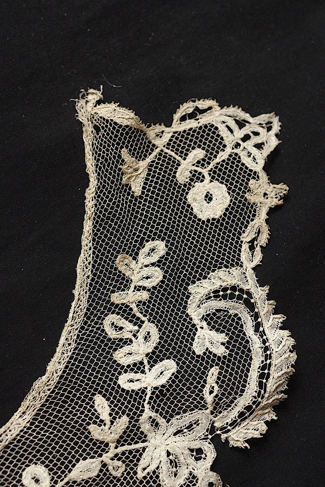 アンティークレース160cm/dentelle ancienne/antique lace .FR a l'epoque