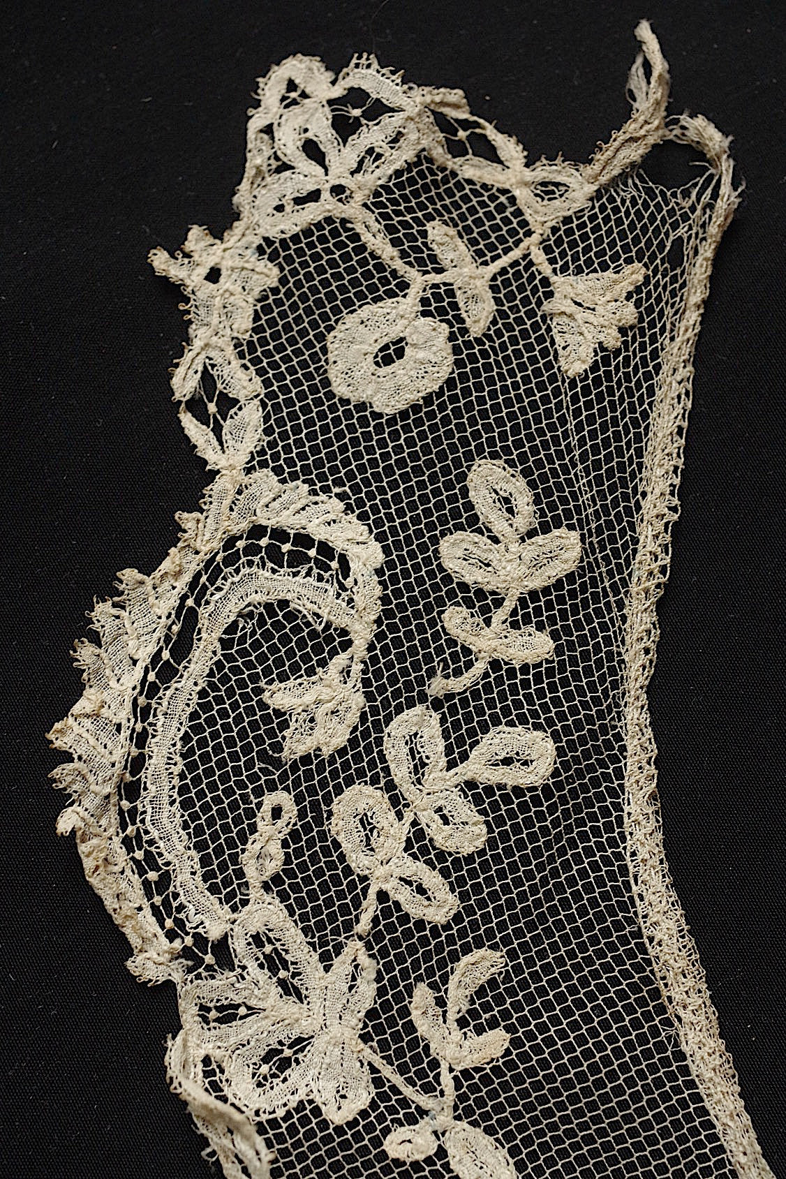アンティークレース160cm/dentelle ancienne/antique lace .FR a l'epoque