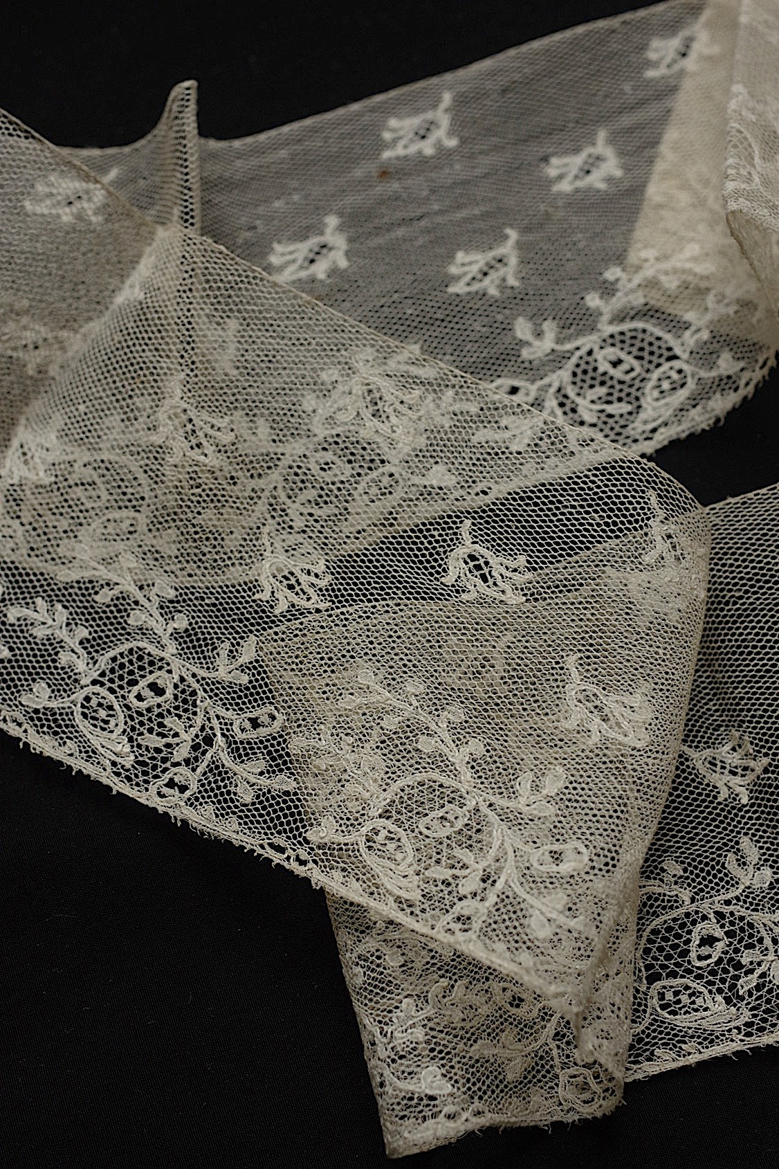 アンティークレース160cm/dentelle ancienne/antique lace .FR a l'epoque