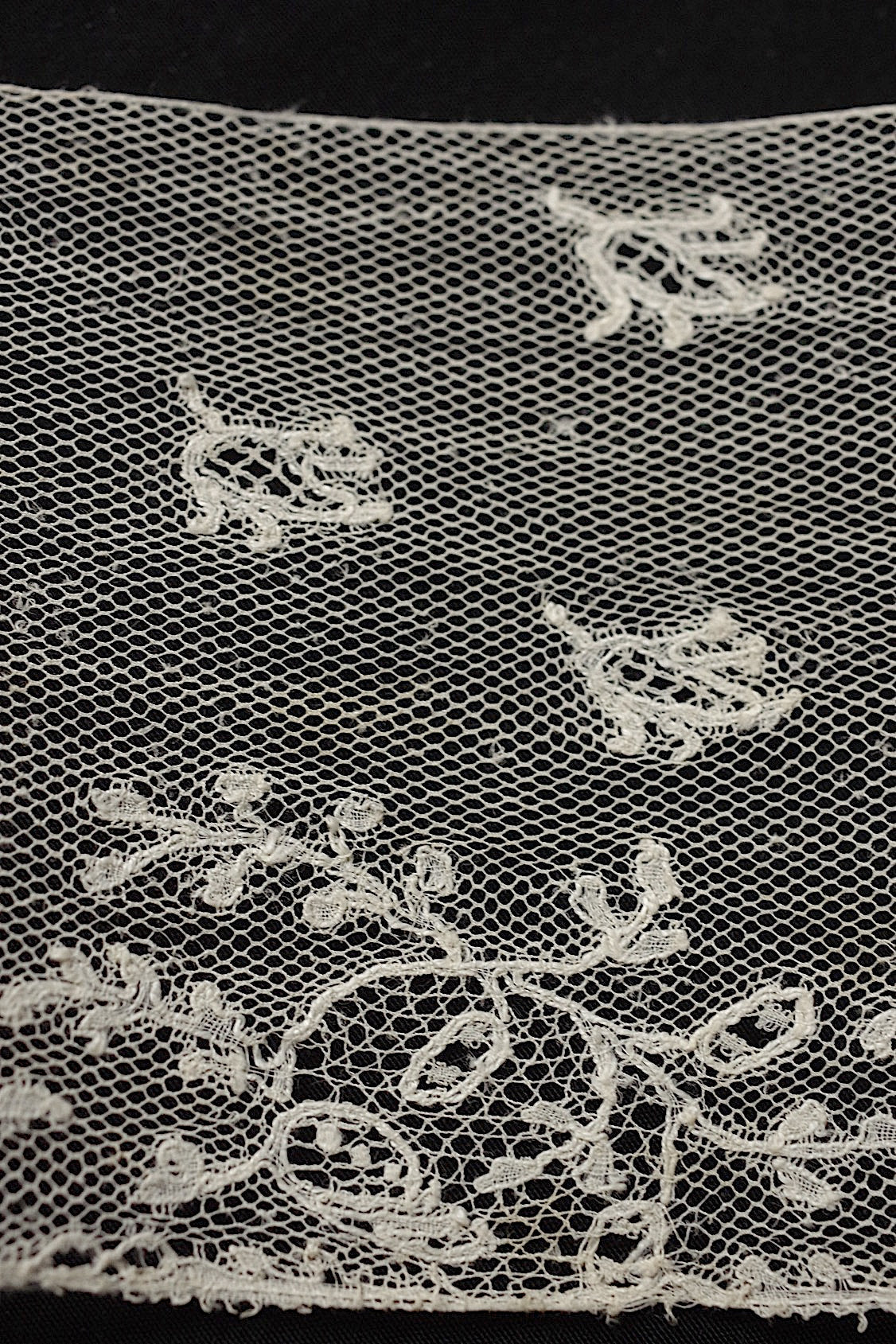 アンティークレース160cm/dentelle ancienne/antique lace .FR a l'epoque
