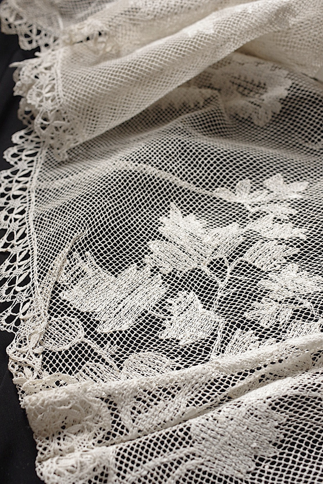 アンティークレース225cm/dentelle ancienne/antique lace .FR a l'epoque