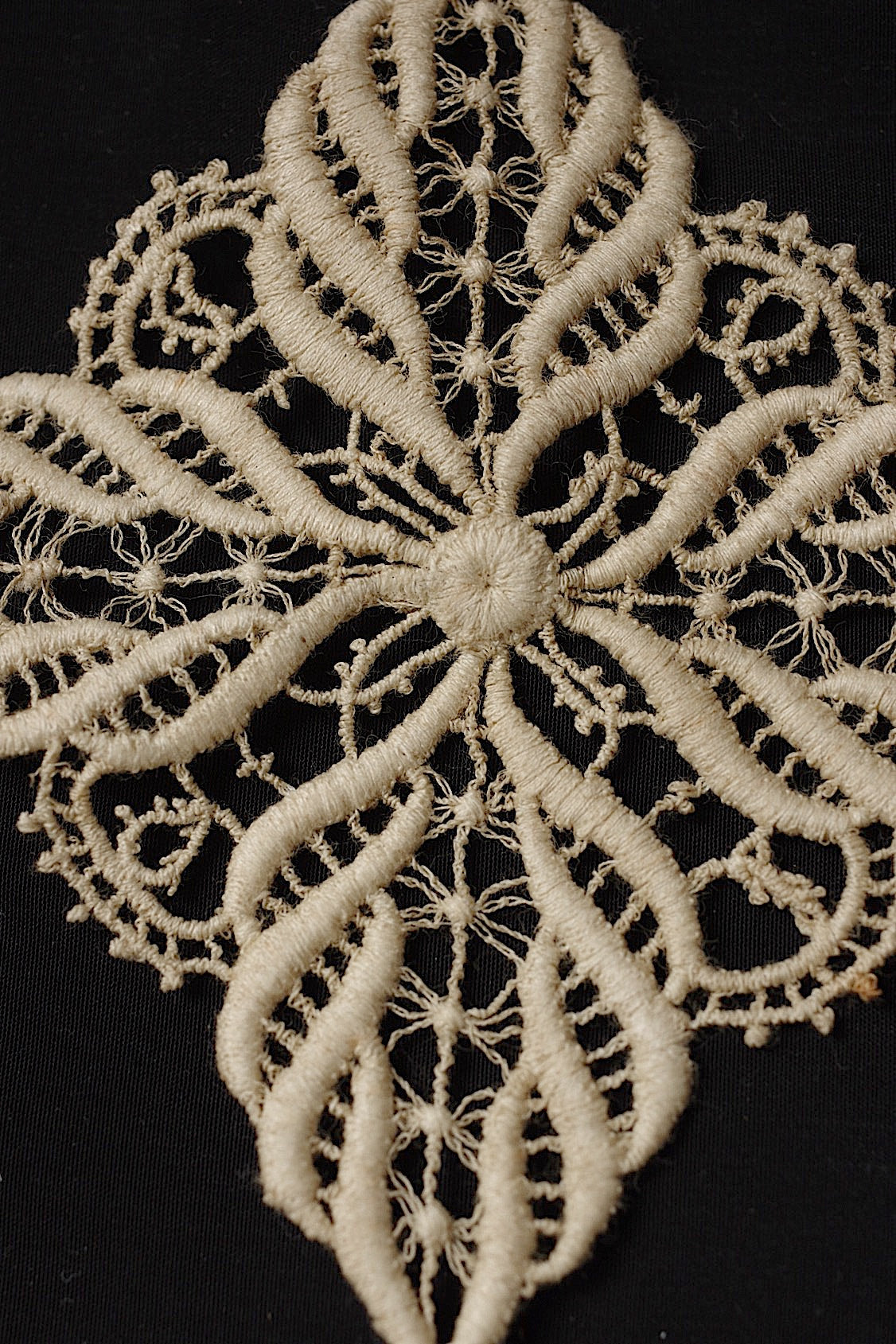 アンティークレース2種/dentelle ancienne/antique lace .FR a l'epoque