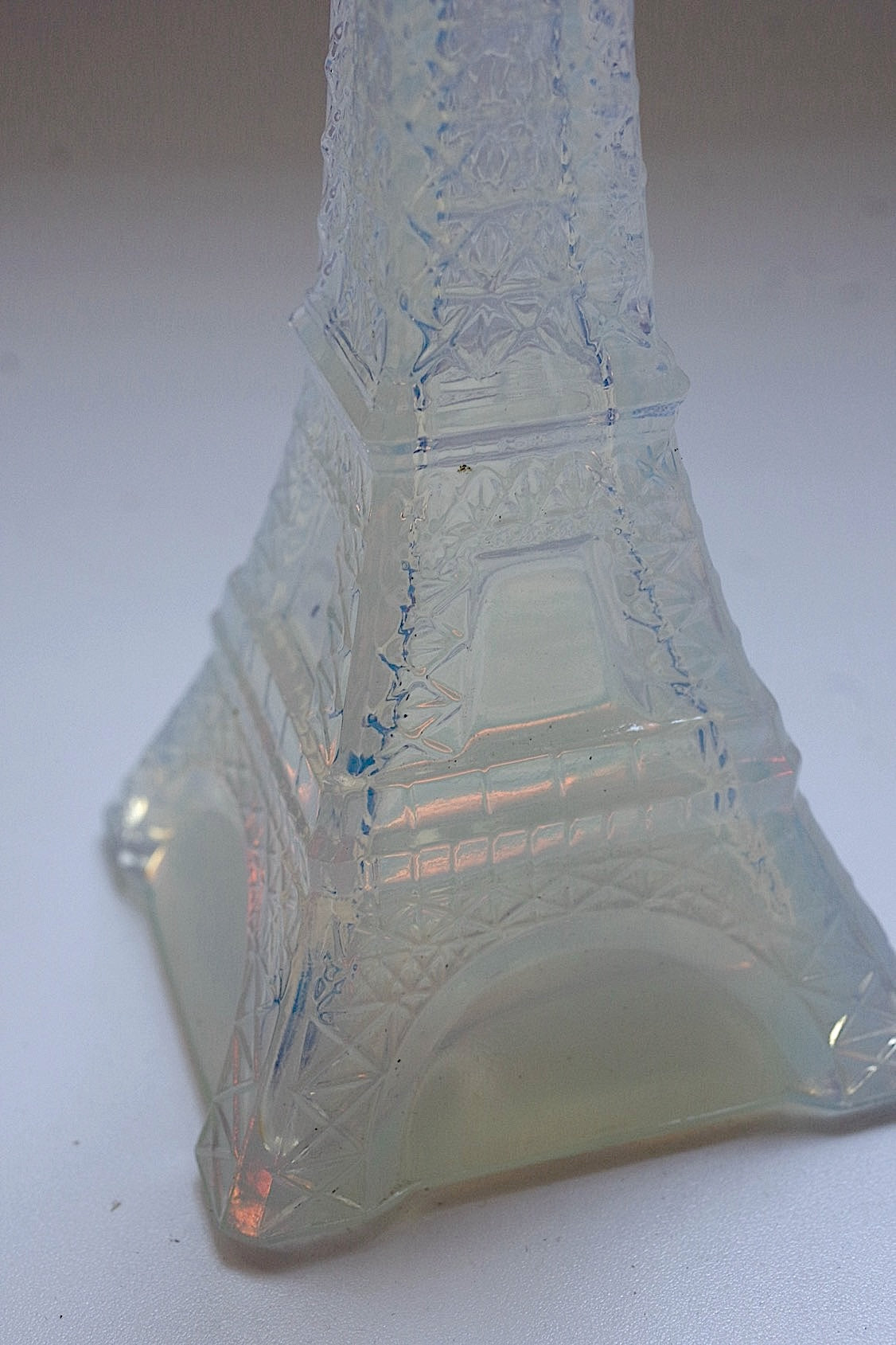アンティークエッフェル塔/flacon opalescent,/antique .FR a l'epoque