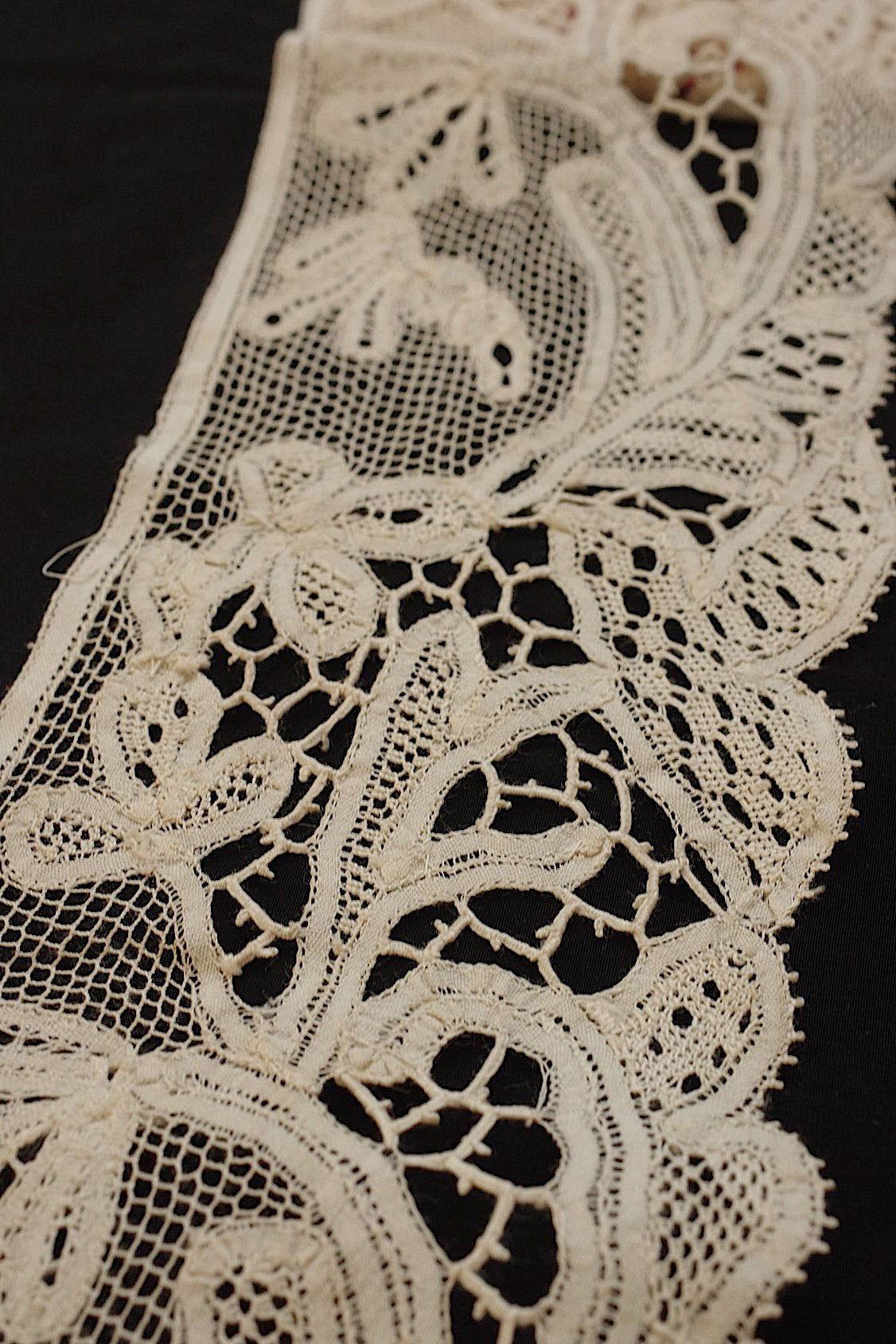 アンティークレース dentelle ancienne 134cm