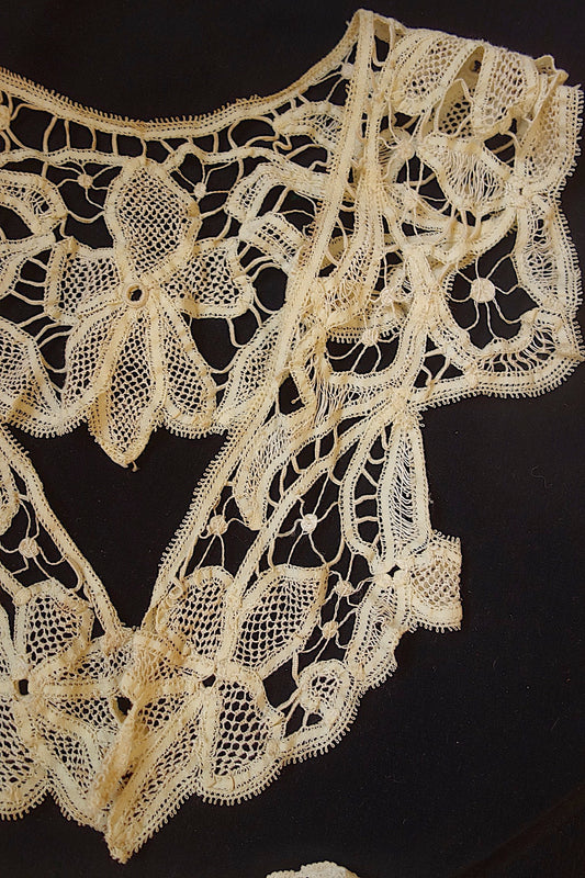 アンティークレース 小さな襟2つ