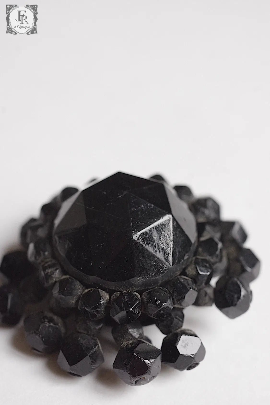 アンティークブローチ antique broche フレンチジェット .FR a l'epoque