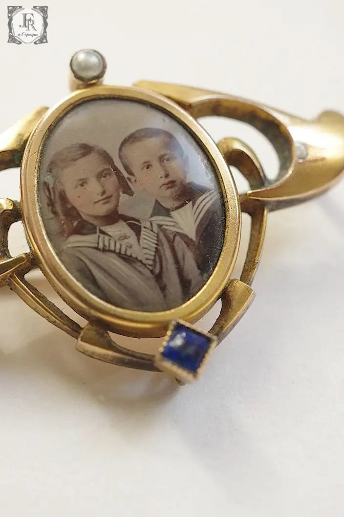アンティークブローチ antique broche 子供2人 .FR a l'epoque