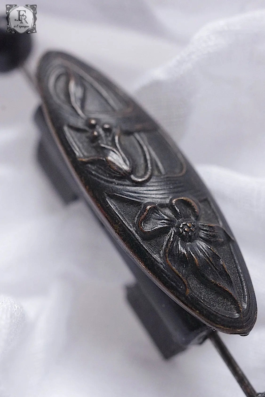 アンティークブローチ antique broche くろ .FR a l'epoque