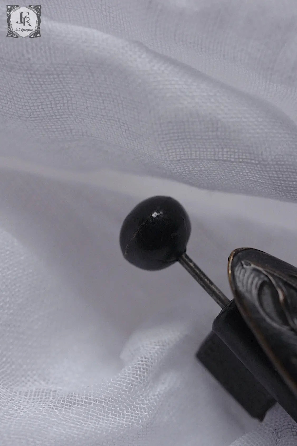 アンティークブローチ antique broche くろ .FR a l'epoque