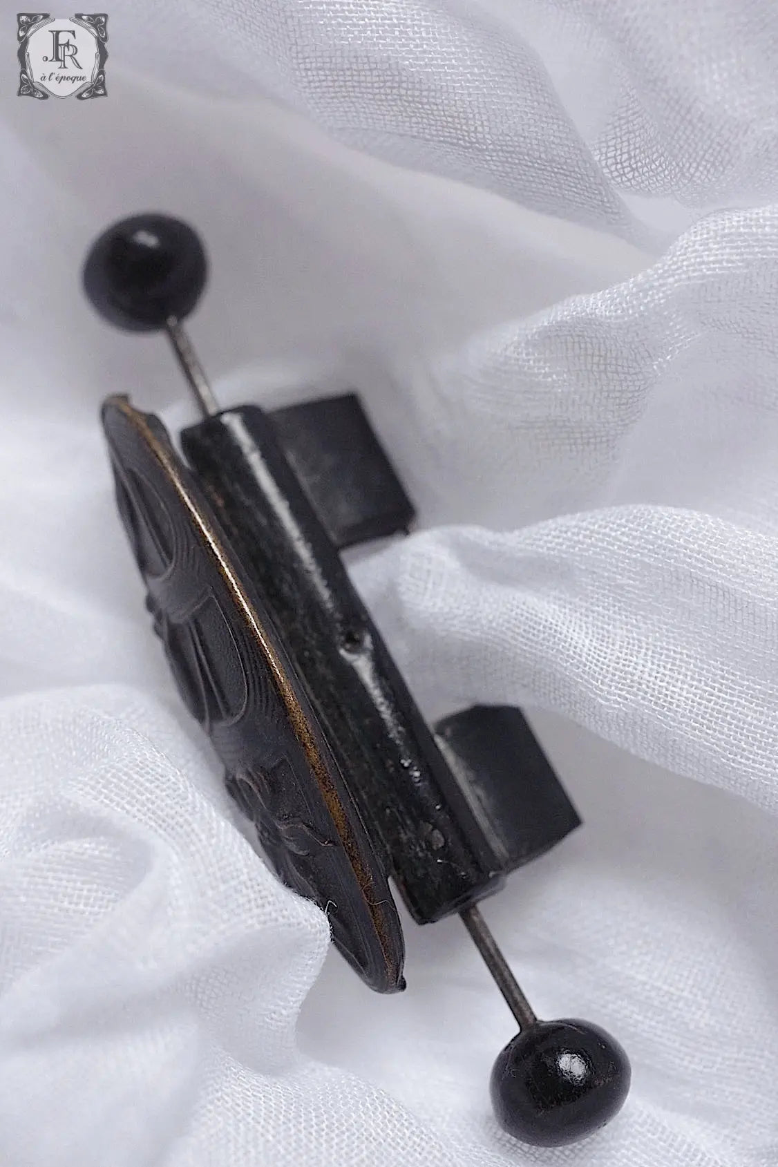 アンティークブローチ antique broche くろ .FR a l'epoque