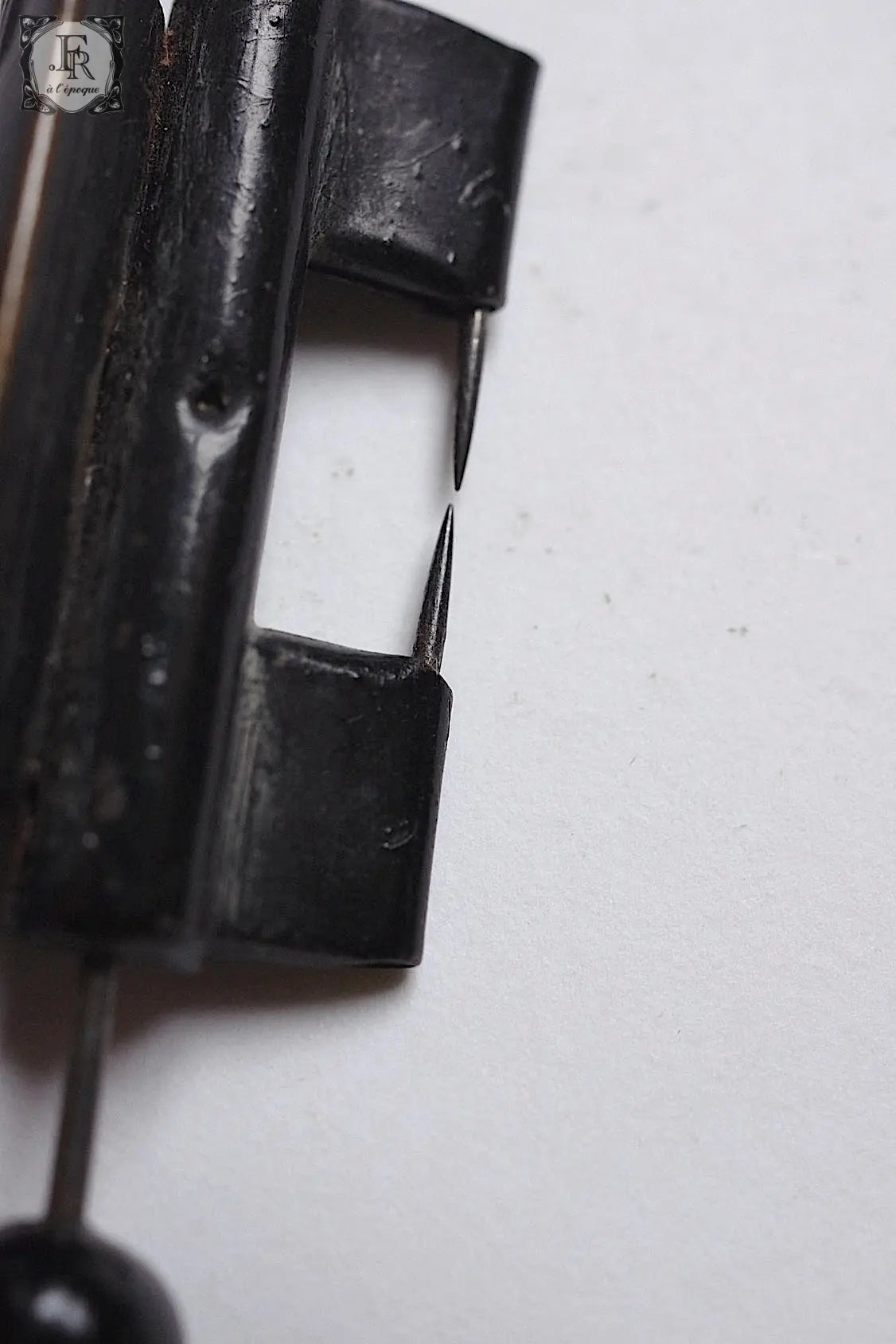 アンティークブローチ antique broche くろ .FR a l'epoque