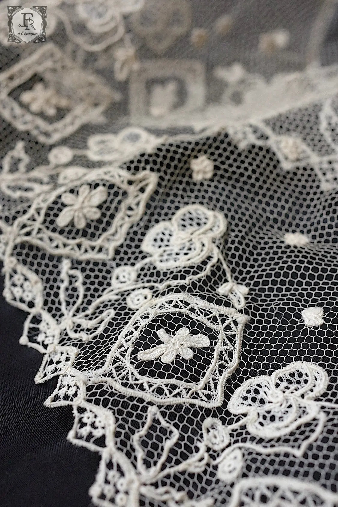 アンティークレース antique dentelle 129cm .FR a l'epoque