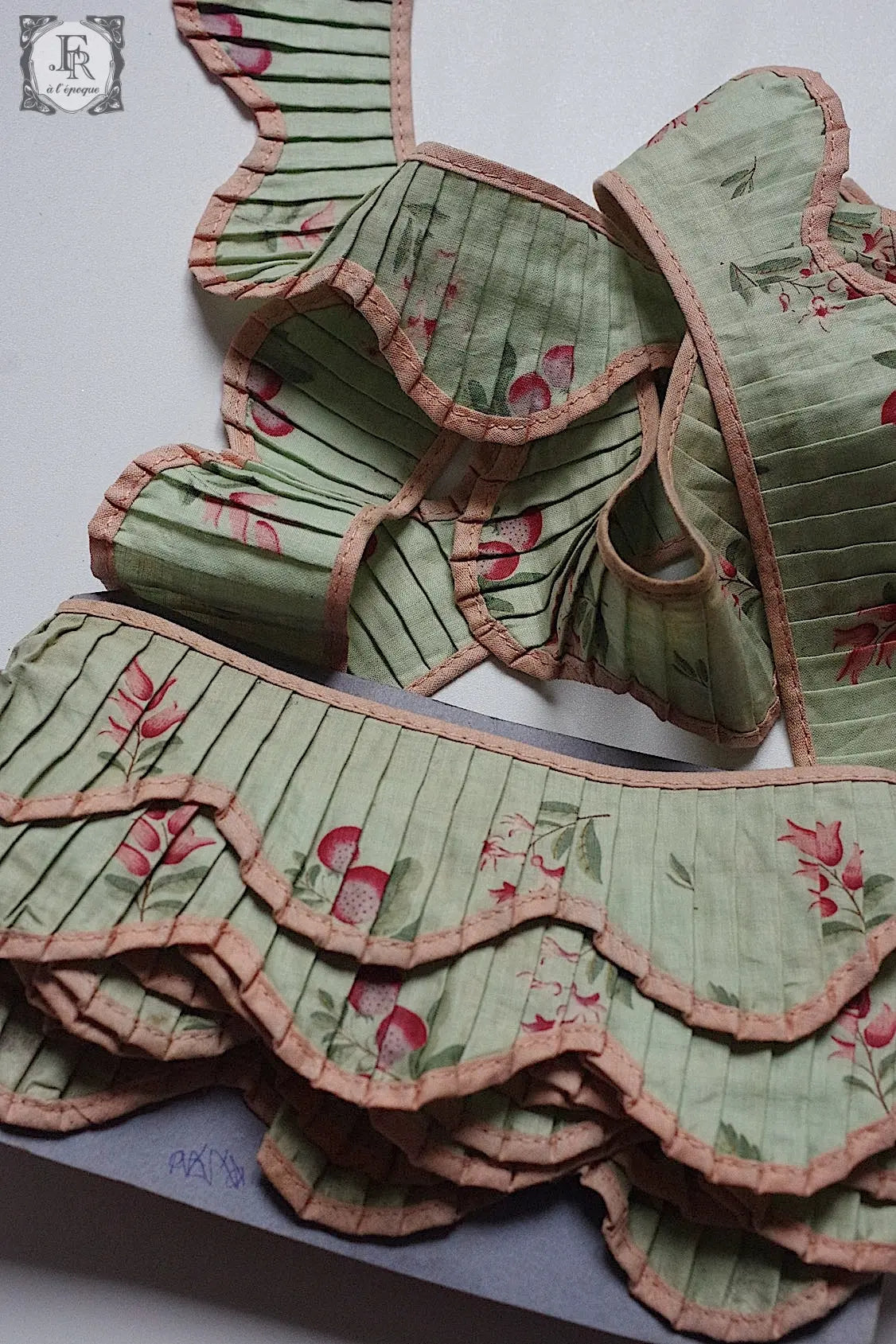 アンティークプリーツ garniture de tissu antique2 .FR a l'epoque